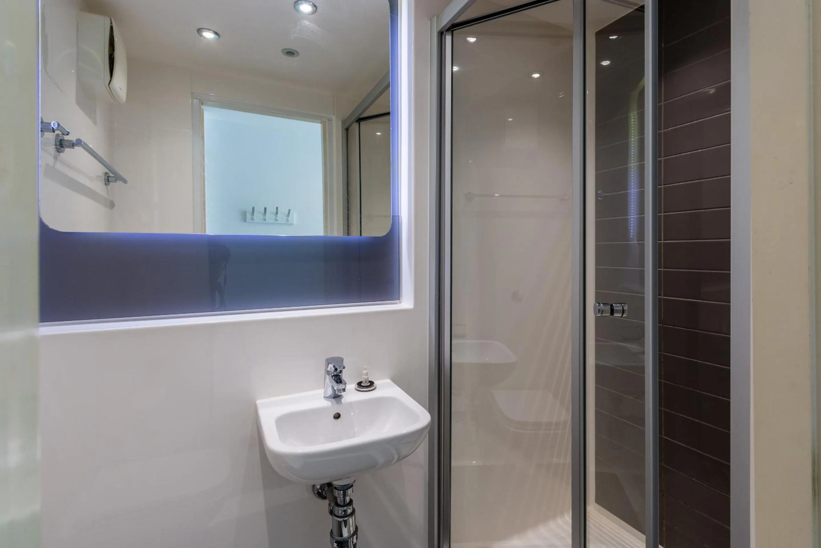 Bathroom in Destiny Student - Holyrood (Brae House)