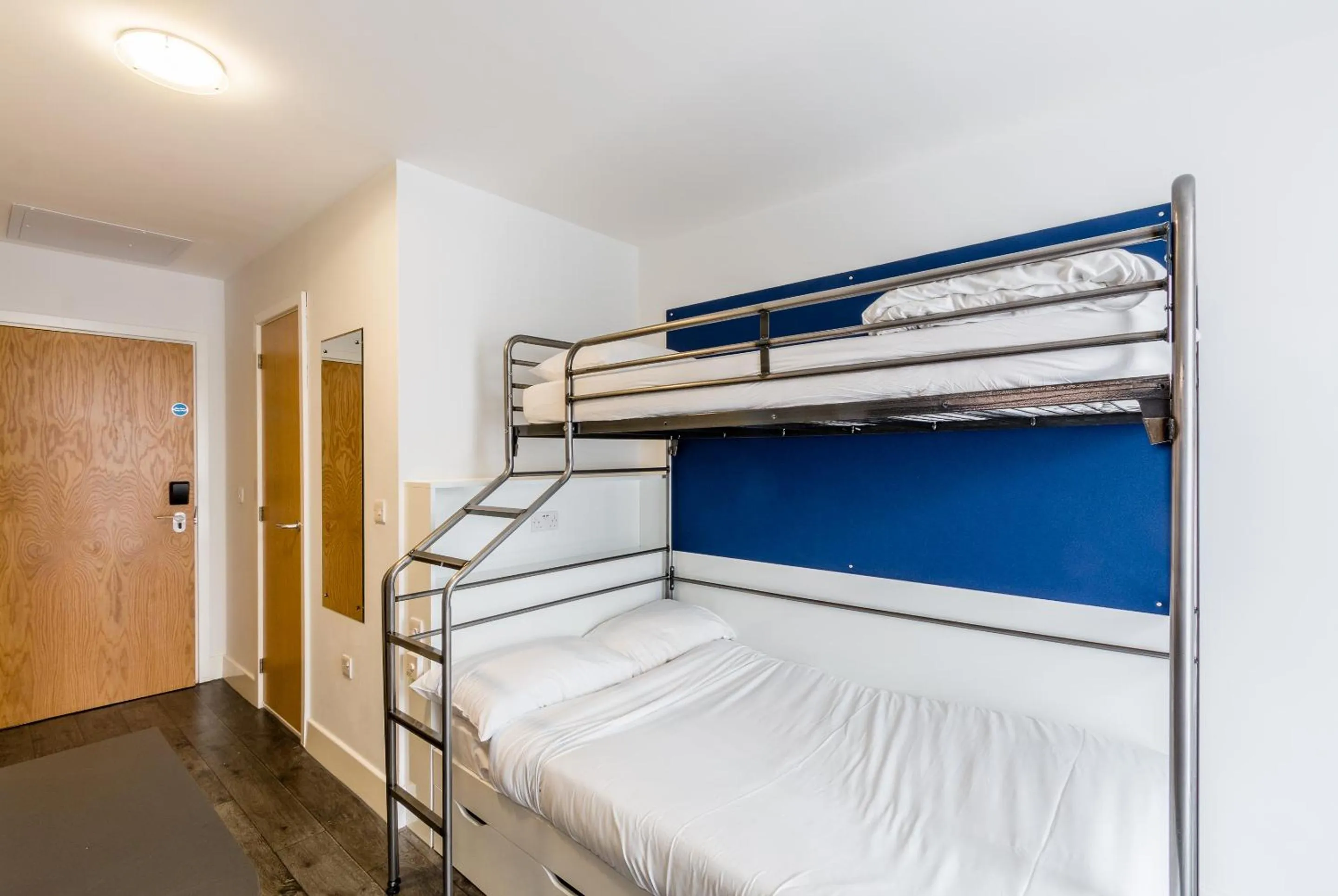 Bed in Destiny Student - Holyrood (Brae House)