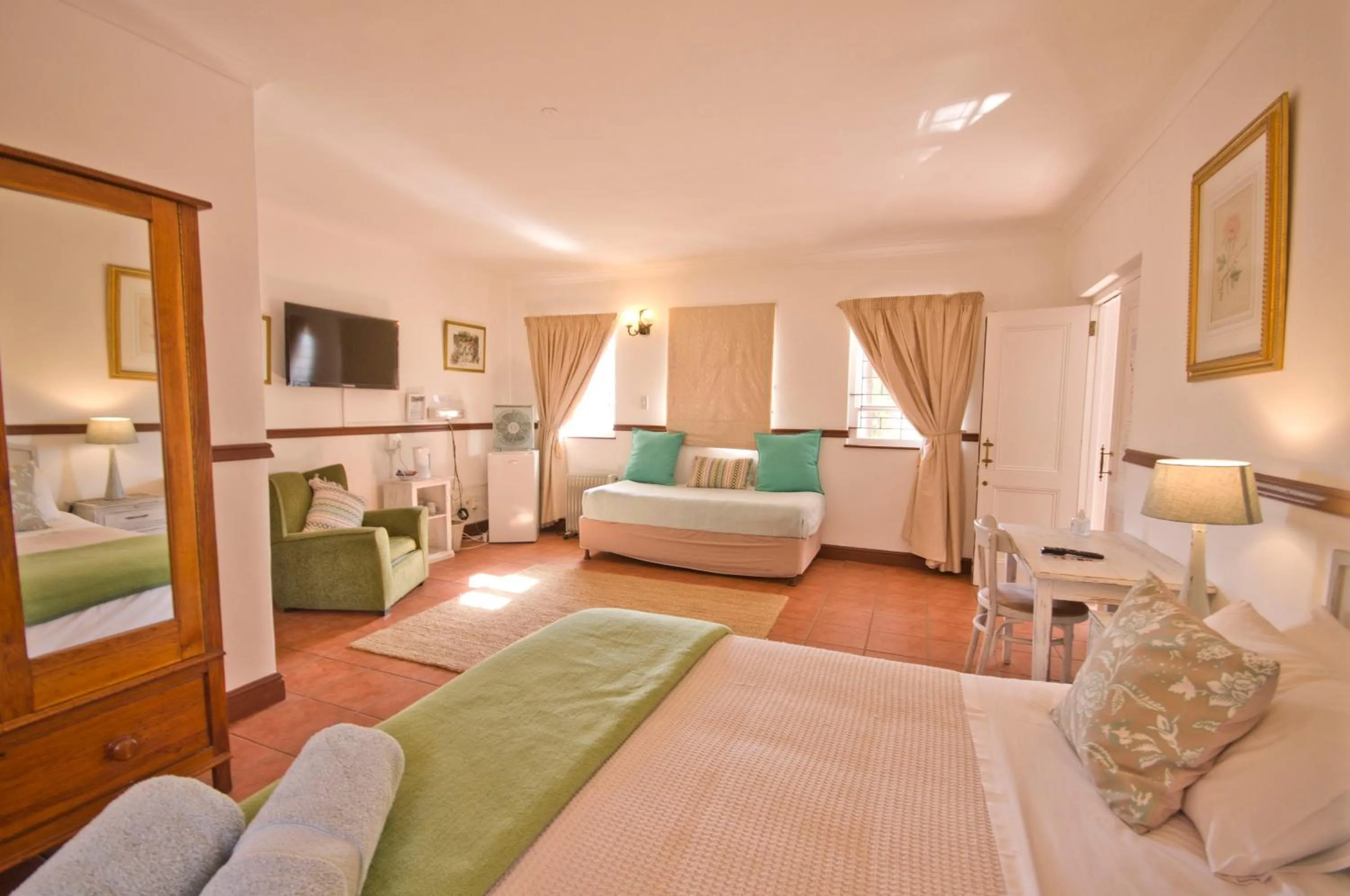 Photo of the whole room, Bed in Knysna Manor House