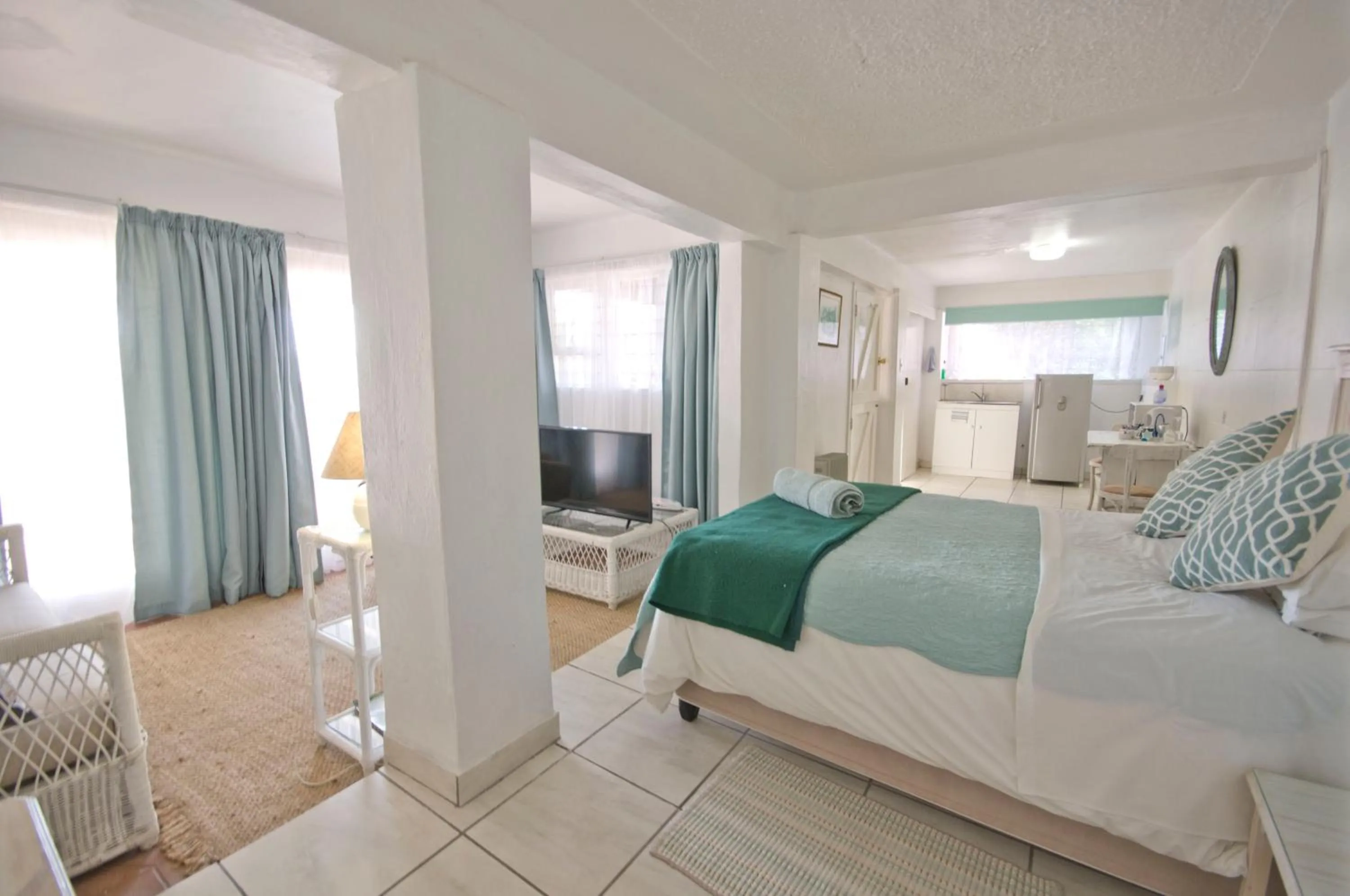 TV and multimedia, Bed in Knysna Manor House