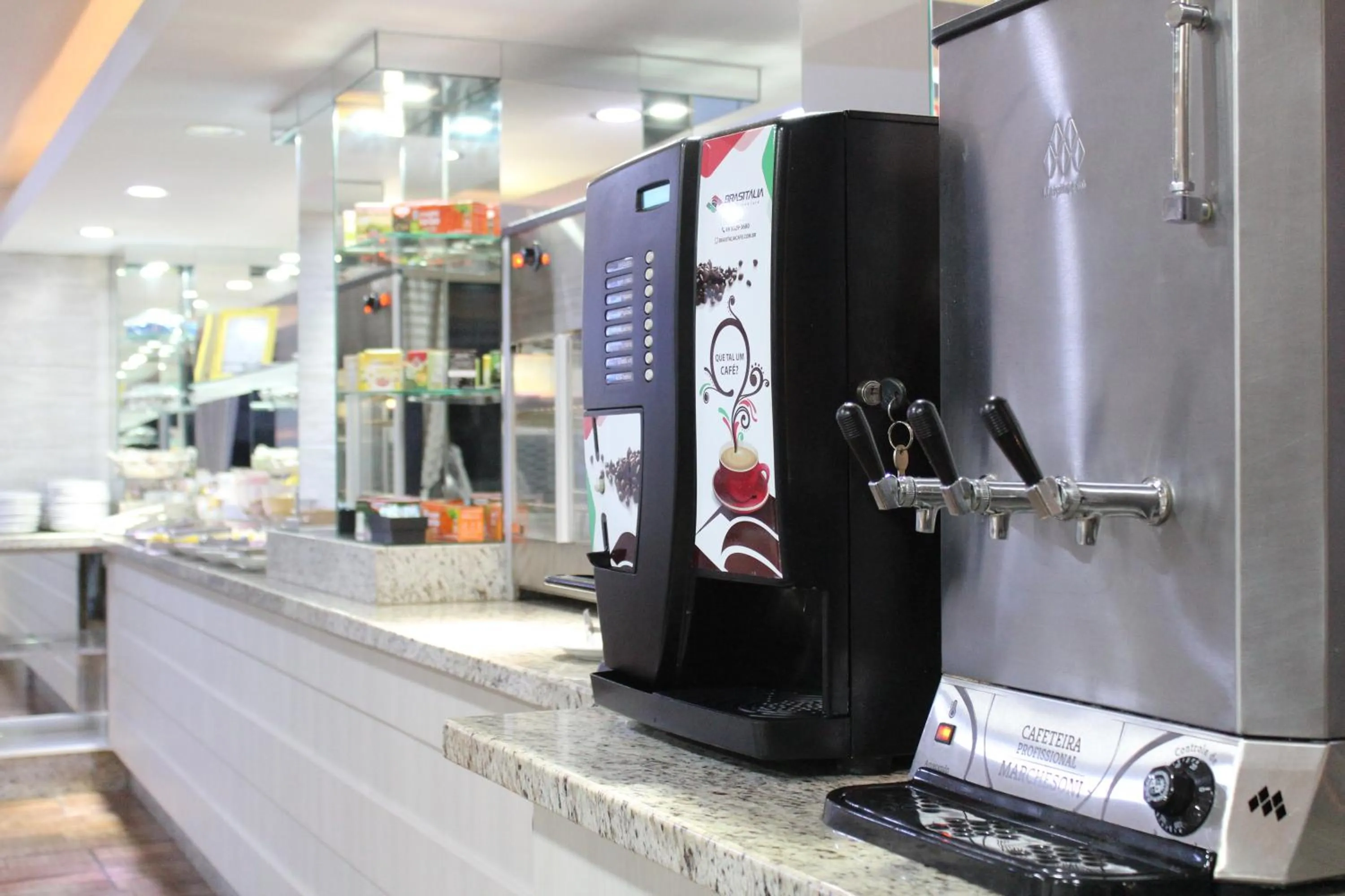 Breakfast in AJ Hotel Chapecó - Fácil Acesso Pátio Shopping e Rótula da Bandeira