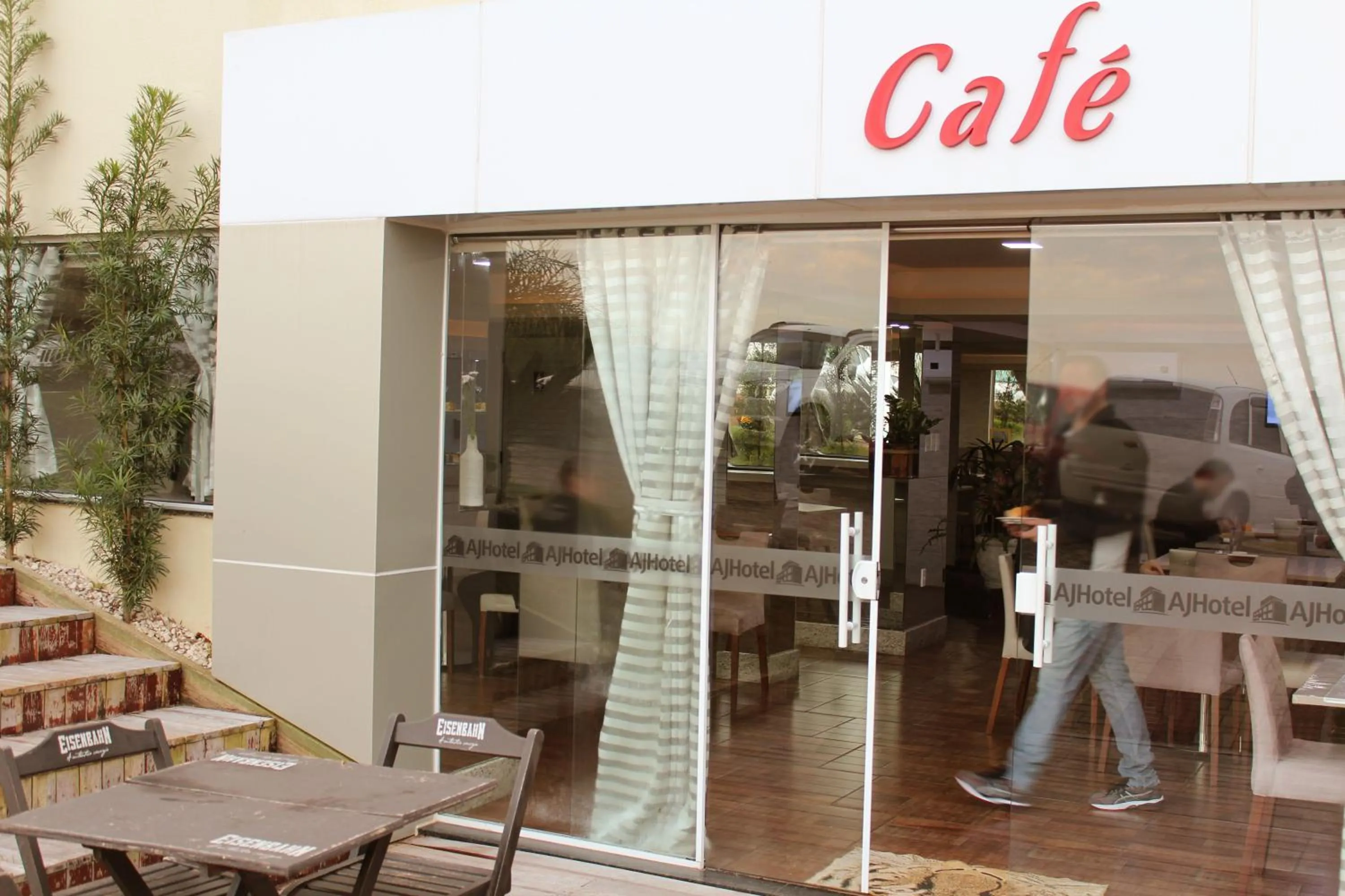 Breakfast in AJ Hotel Chapecó - Fácil Acesso Pátio Shopping e Rótula da Bandeira