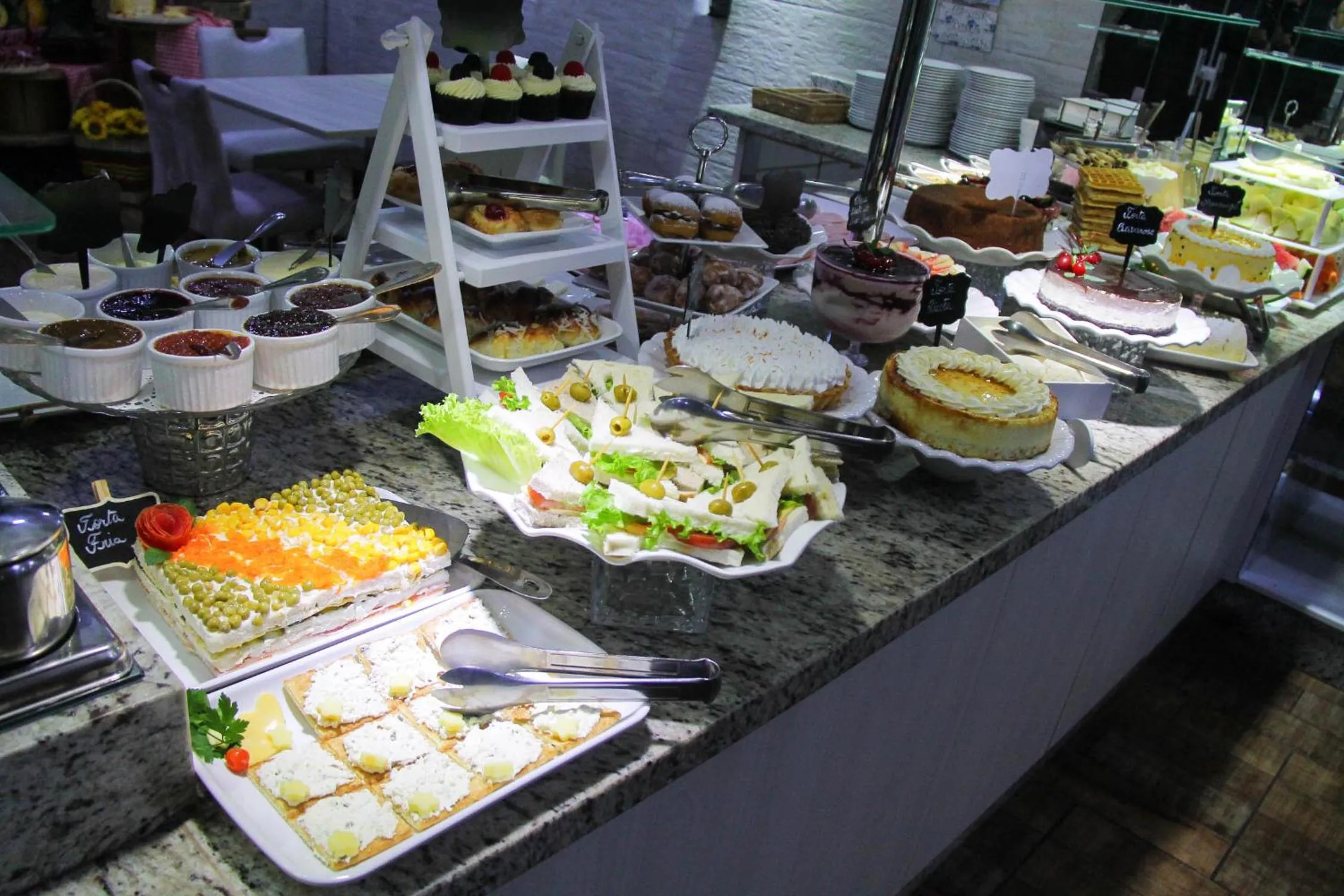 Food and drinks in AJ Hotel Chapecó - Fácil Acesso Pátio Shopping e Rótula da Bandeira