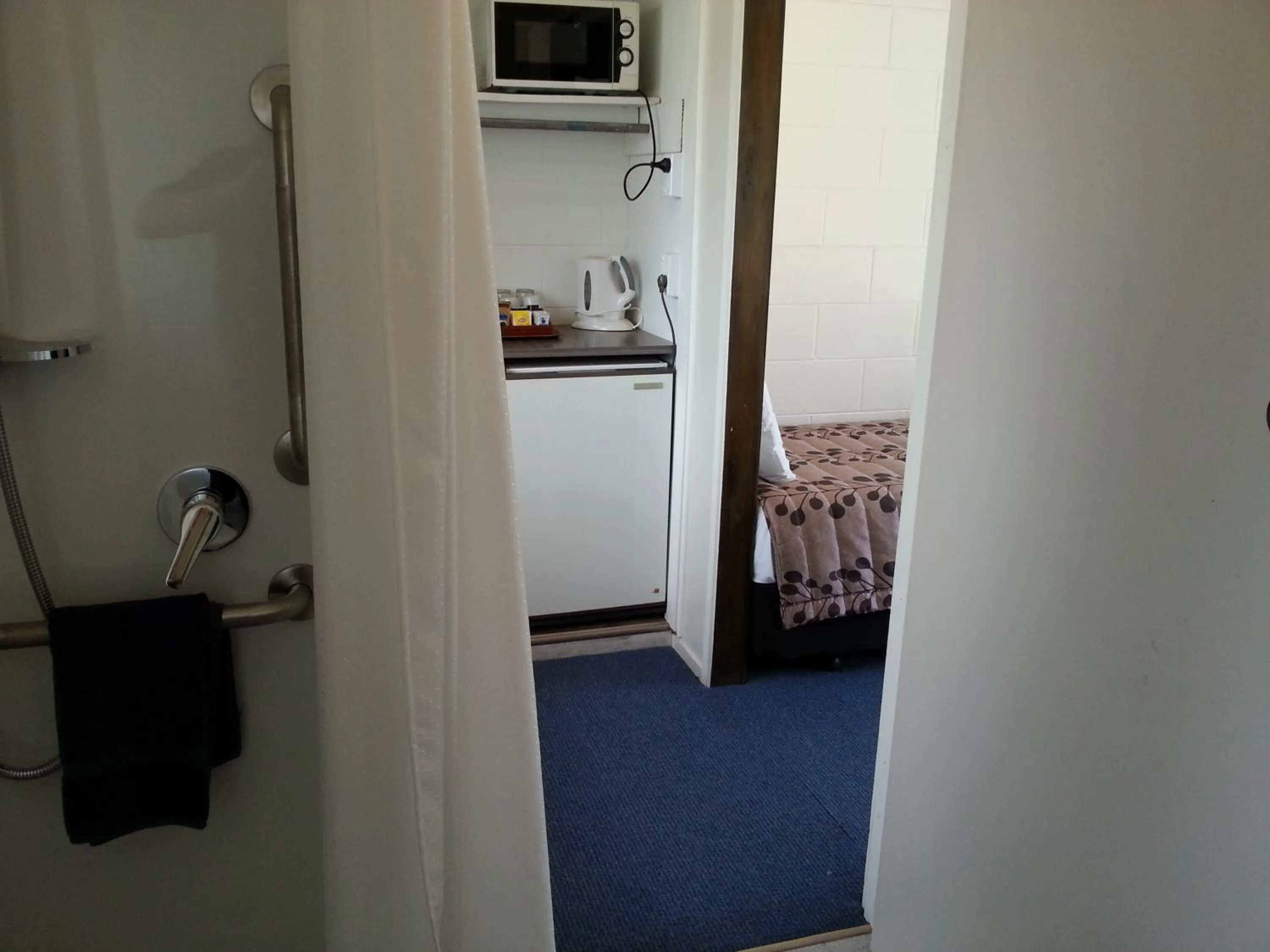 Bathroom in Orana Motor Inn & Restaurant