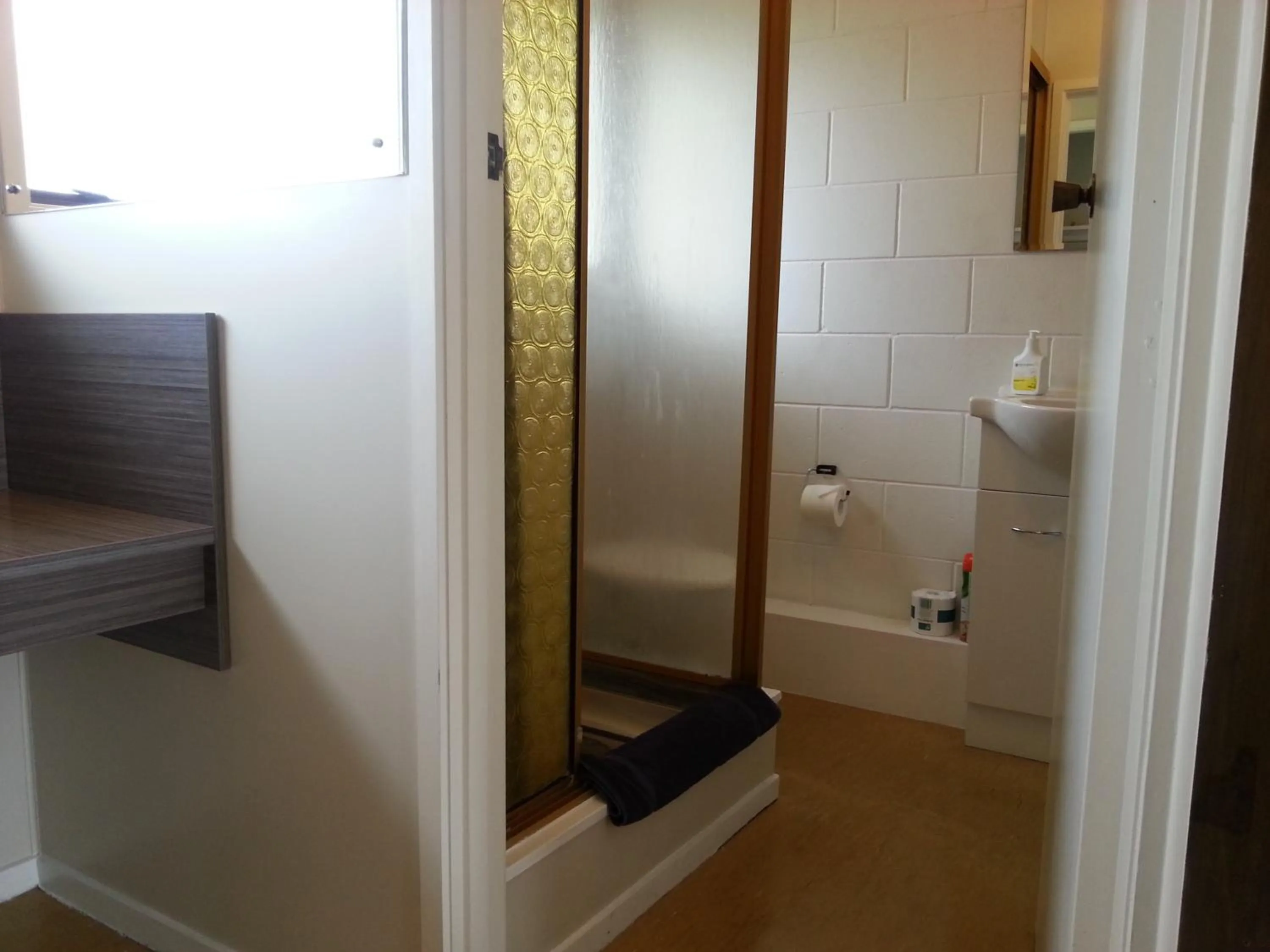 Bathroom in Orana Motor Inn & Restaurant