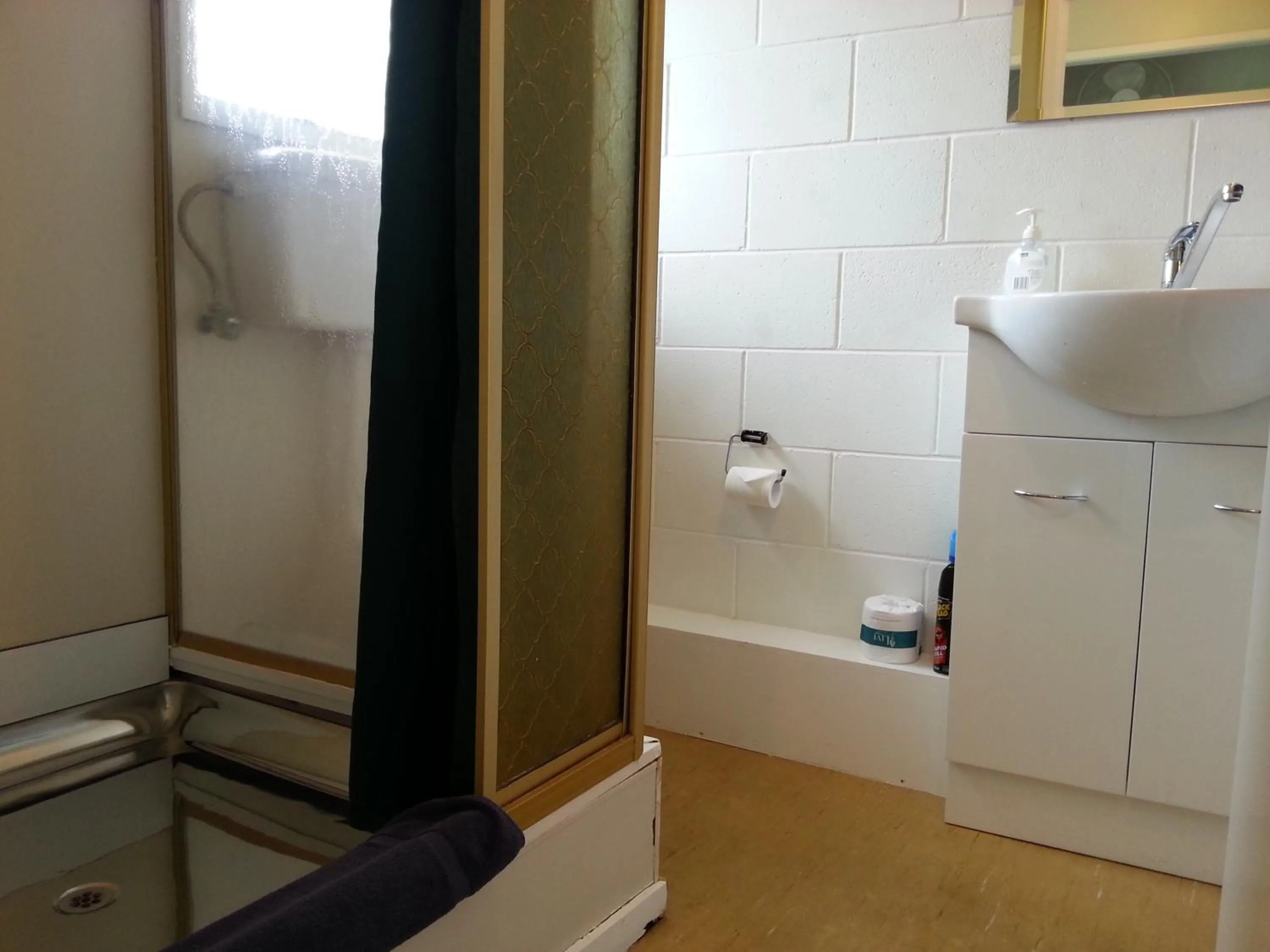 Bathroom in Orana Motor Inn & Restaurant