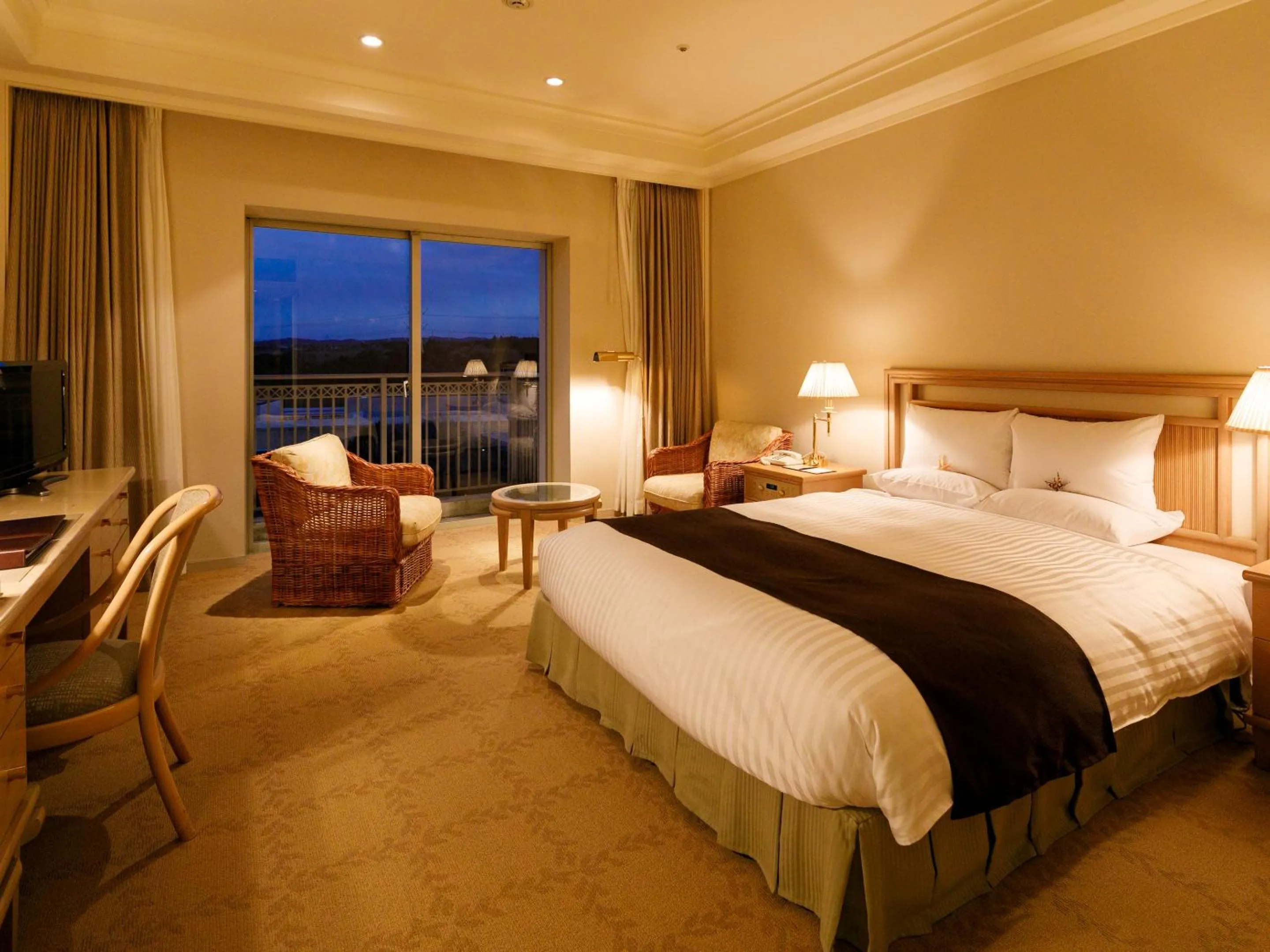 Photo of the whole room, Bed in Okura Akademia Park Hotel