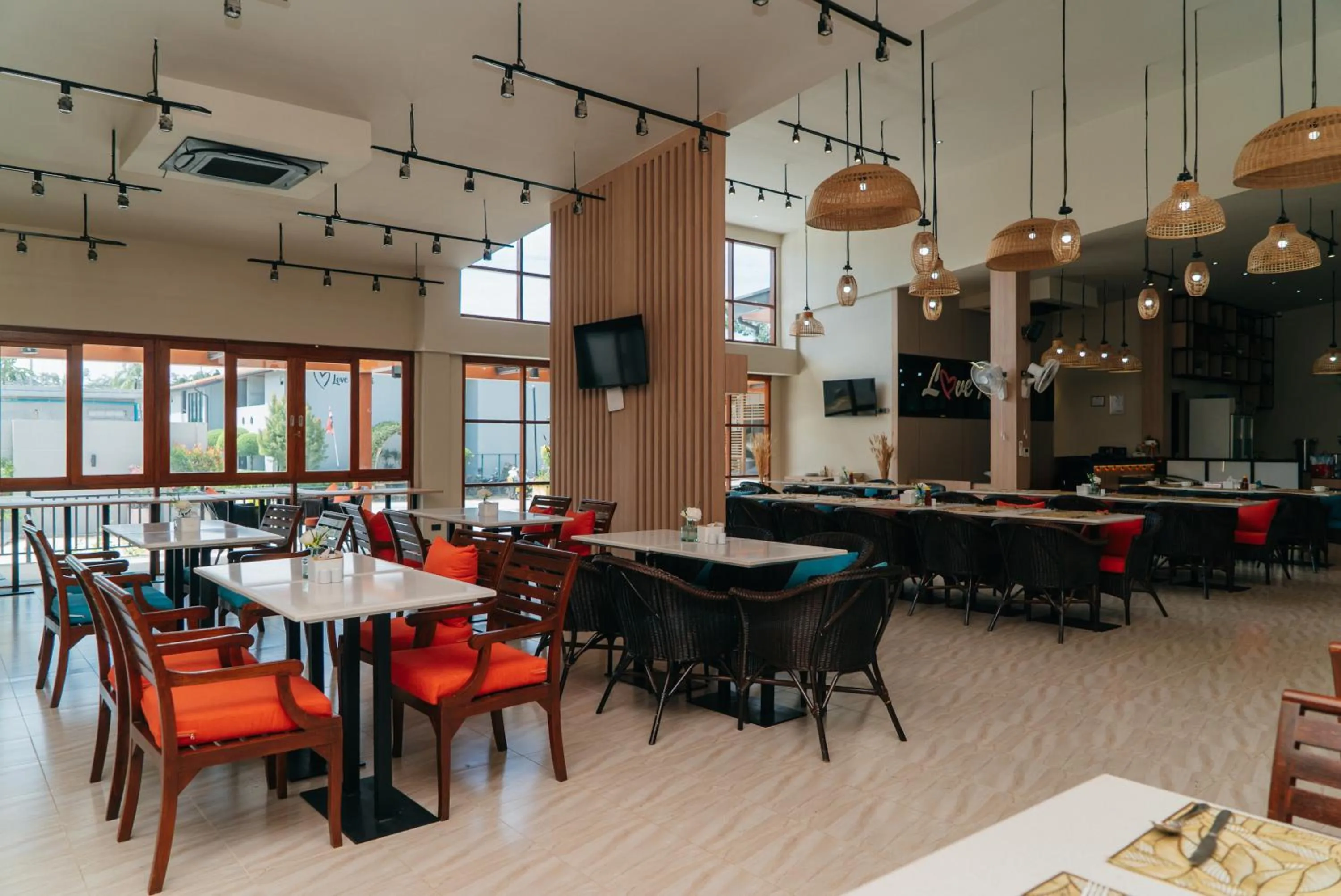 Restaurant/places to eat in Rawayana West Villas & Kids Park