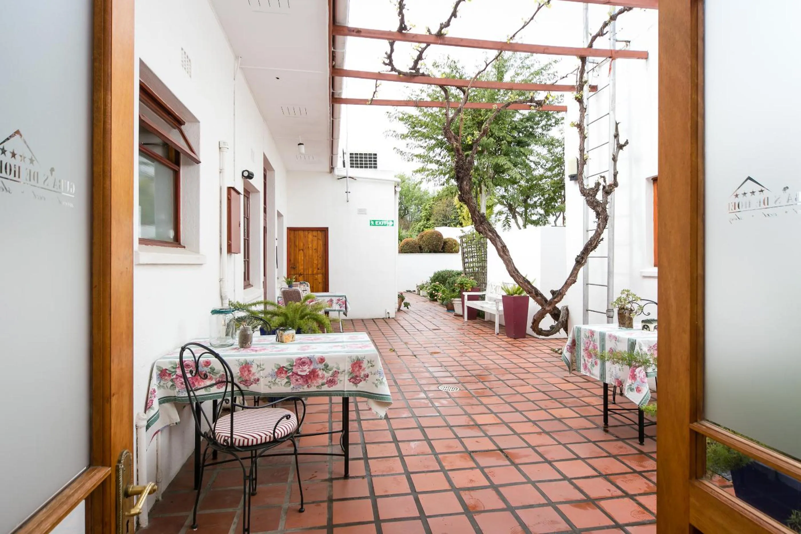 Garden view in GuBas De Hoek meet eat sleep