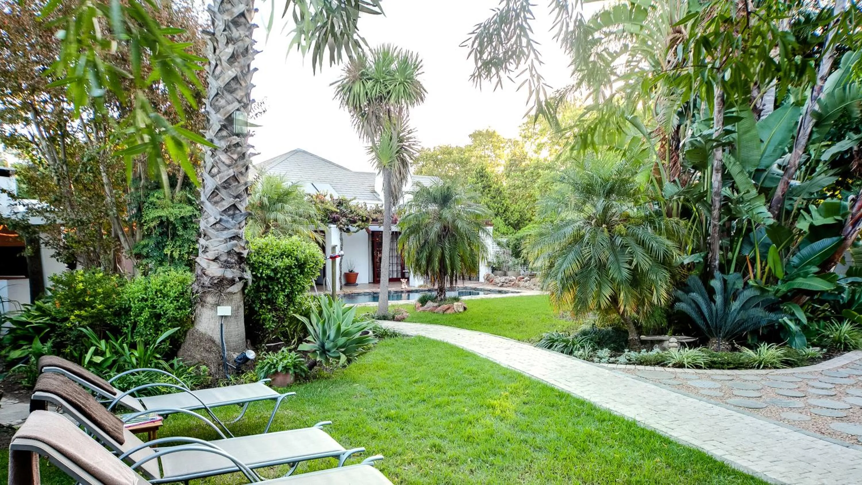 Garden in GuBas De Hoek meet eat sleep