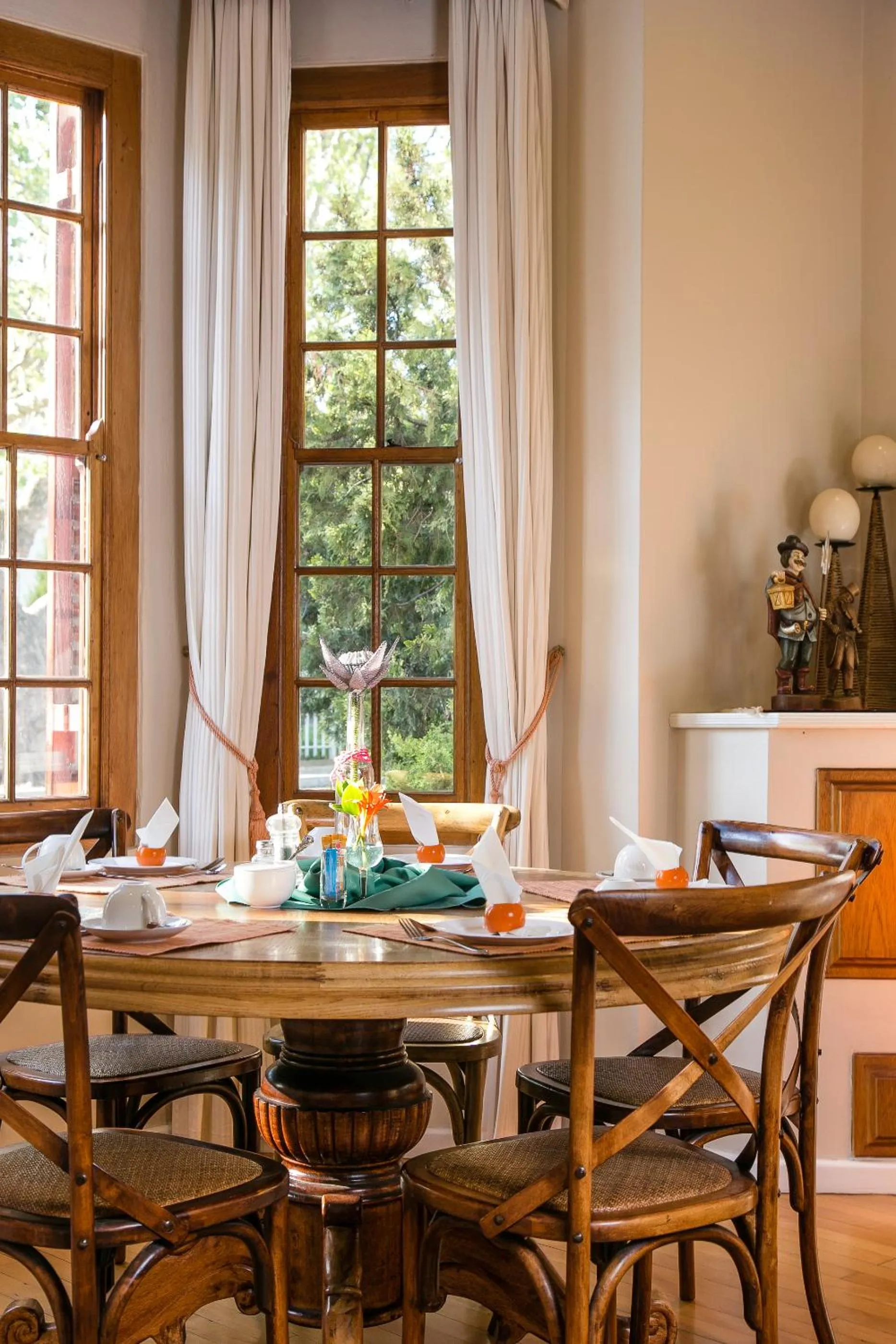 Communal lounge/ TV room in GuBas De Hoek meet eat sleep