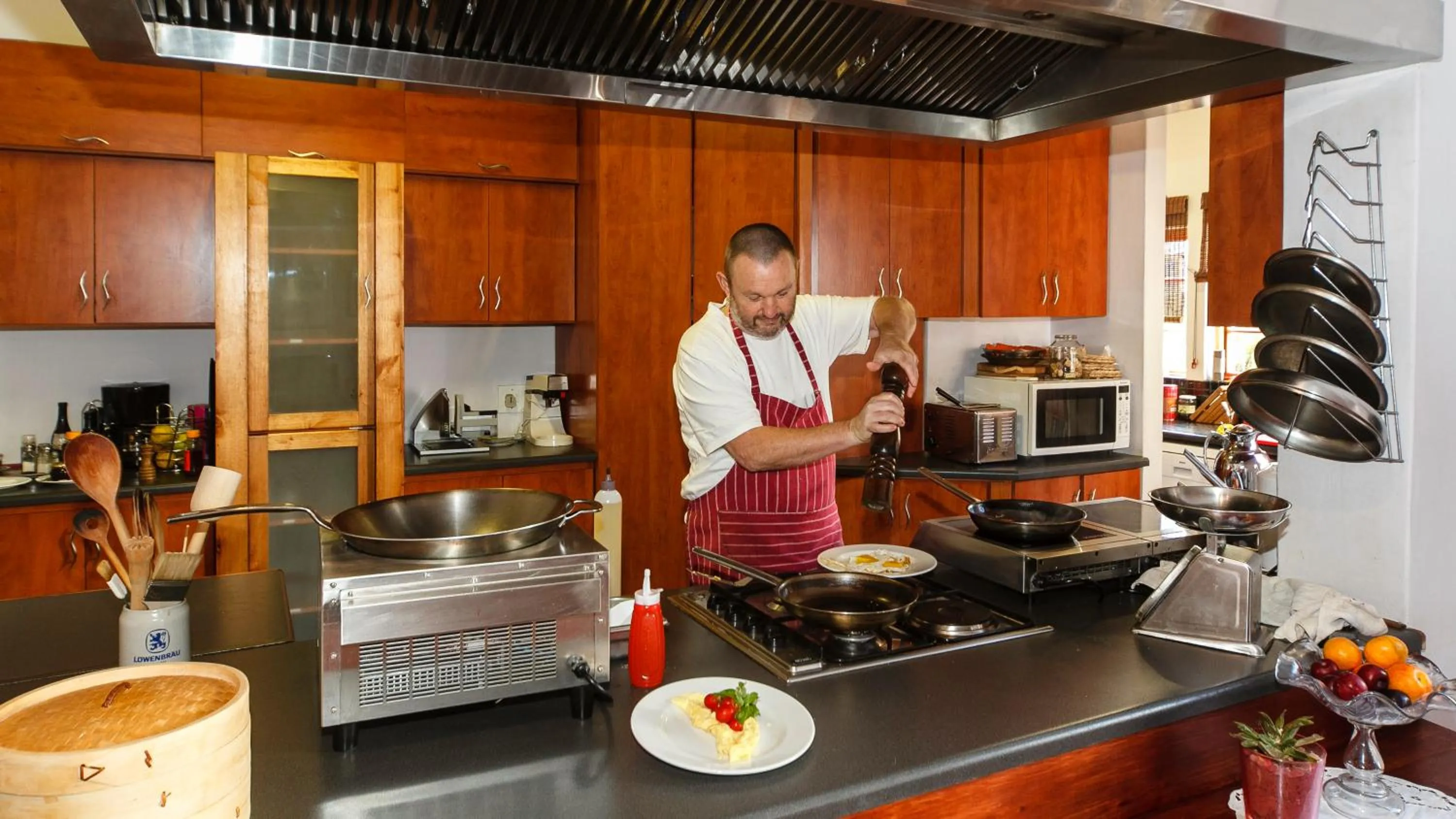 People in GuBas De Hoek meet eat sleep