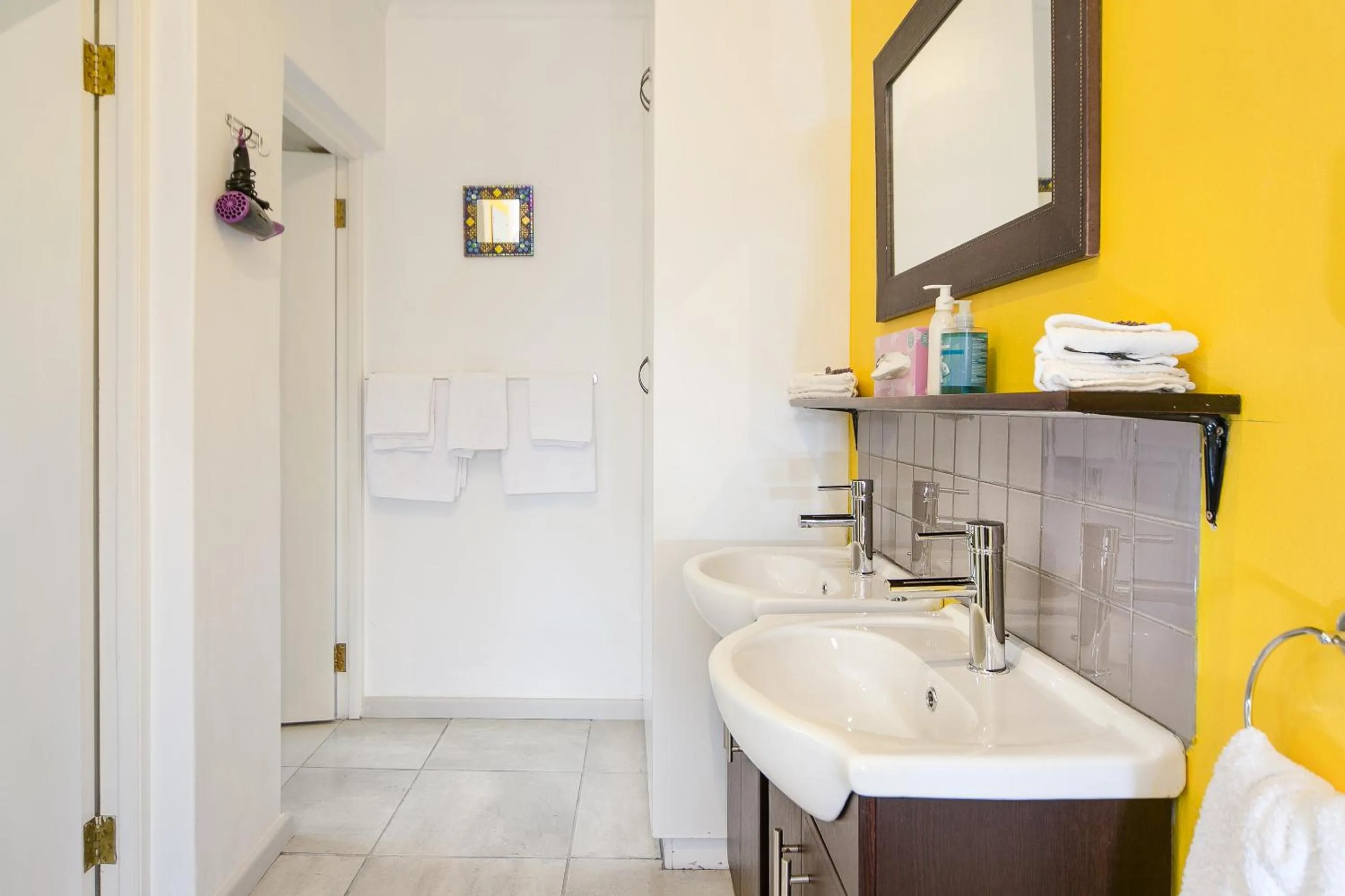 Toilet in GuBas De Hoek meet eat sleep