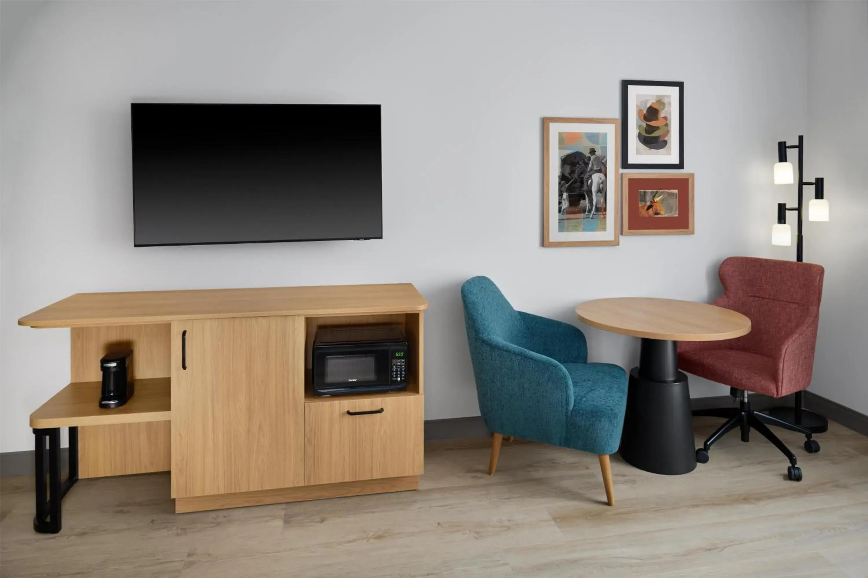 Queen Room with Two Queen Beds and Bath Tub - Mobility and Hearing Access in Hampton Inn Midland West Queen Room with Two Queen Beds and Bath Tub - Mobility and Hearing Access in Hampton Inn Midland West