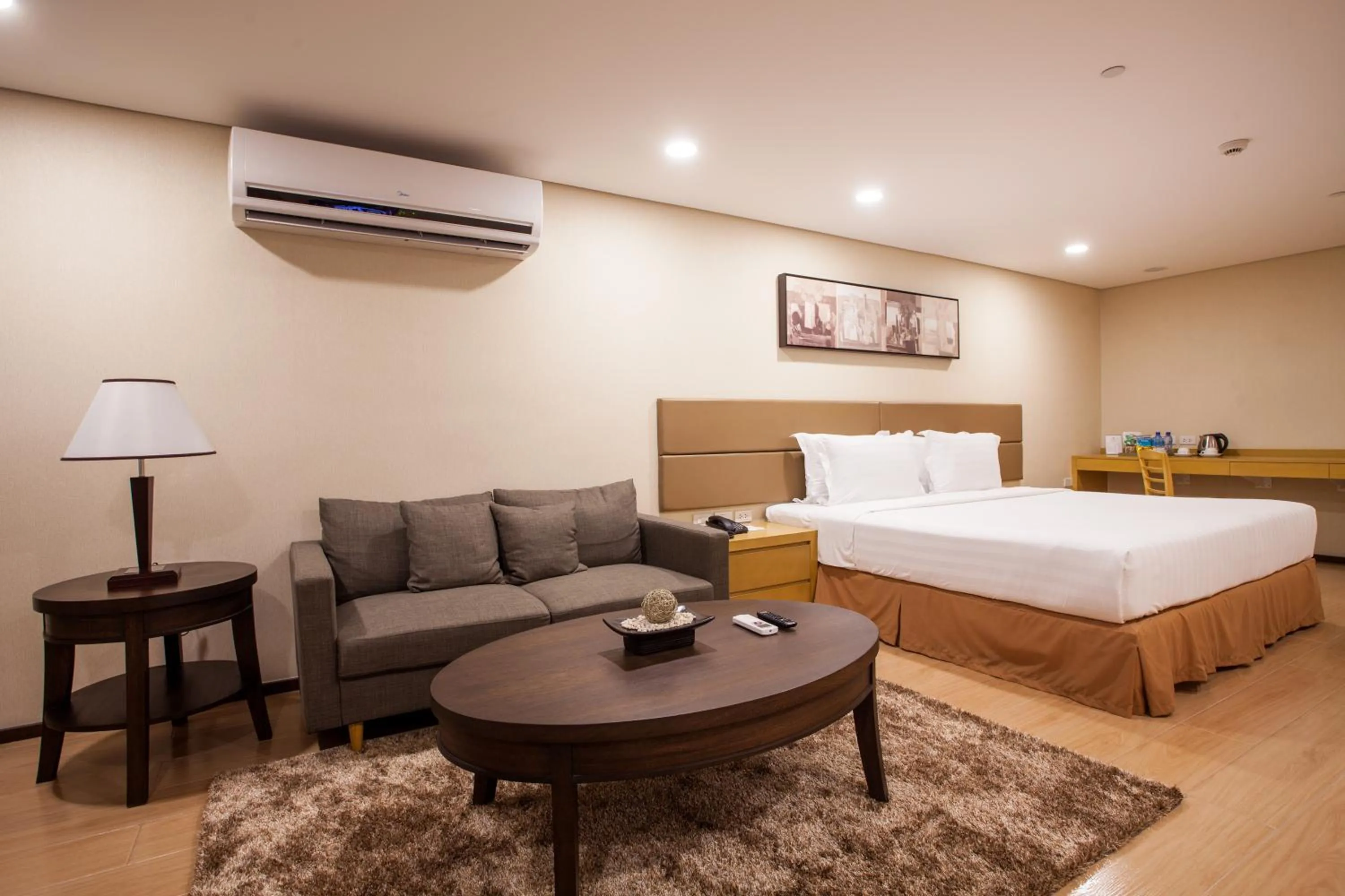 Photo of the whole room, Bed in Jinjiang Inn - Makati