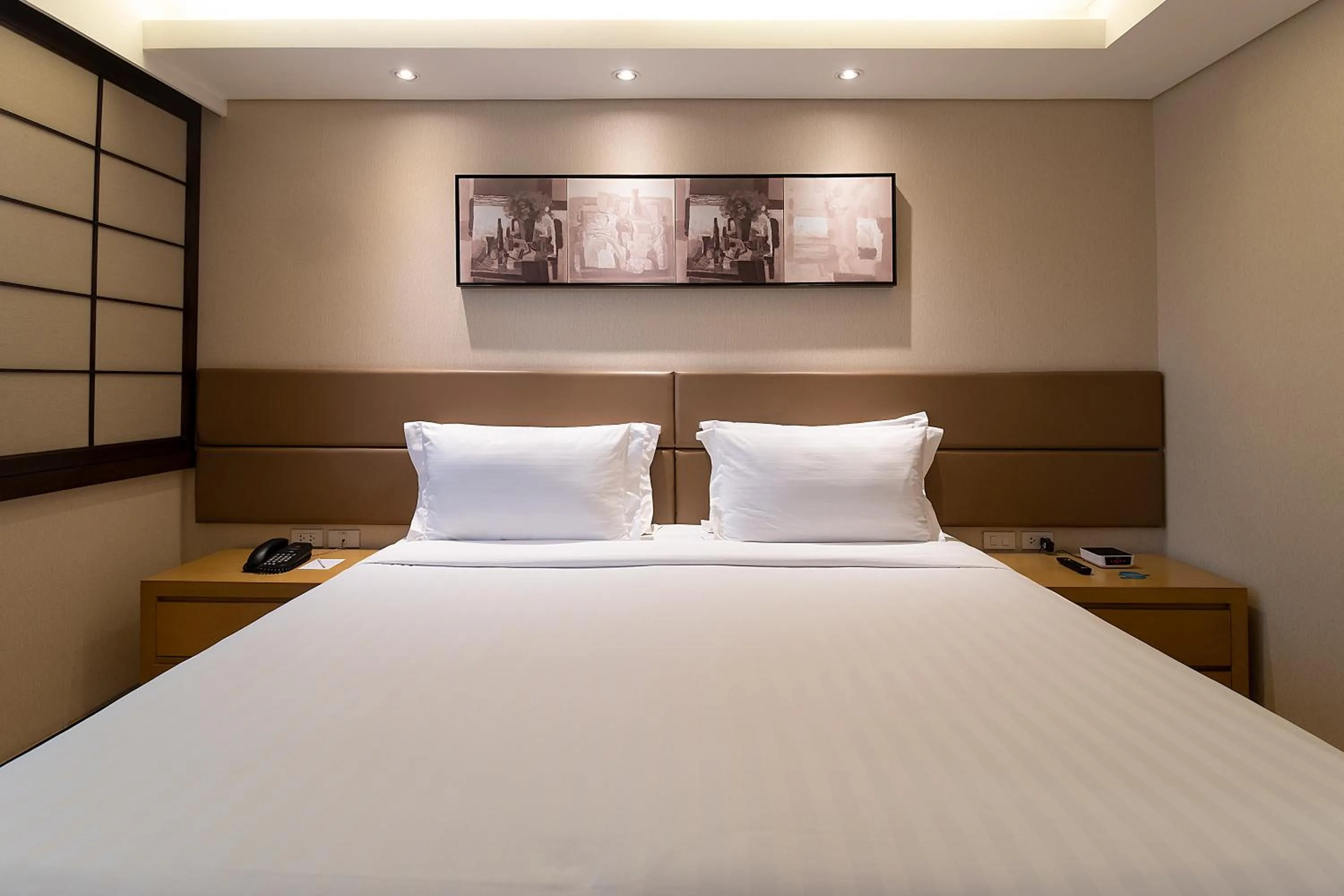 Bedroom, Bed in Jinjiang Inn - Makati