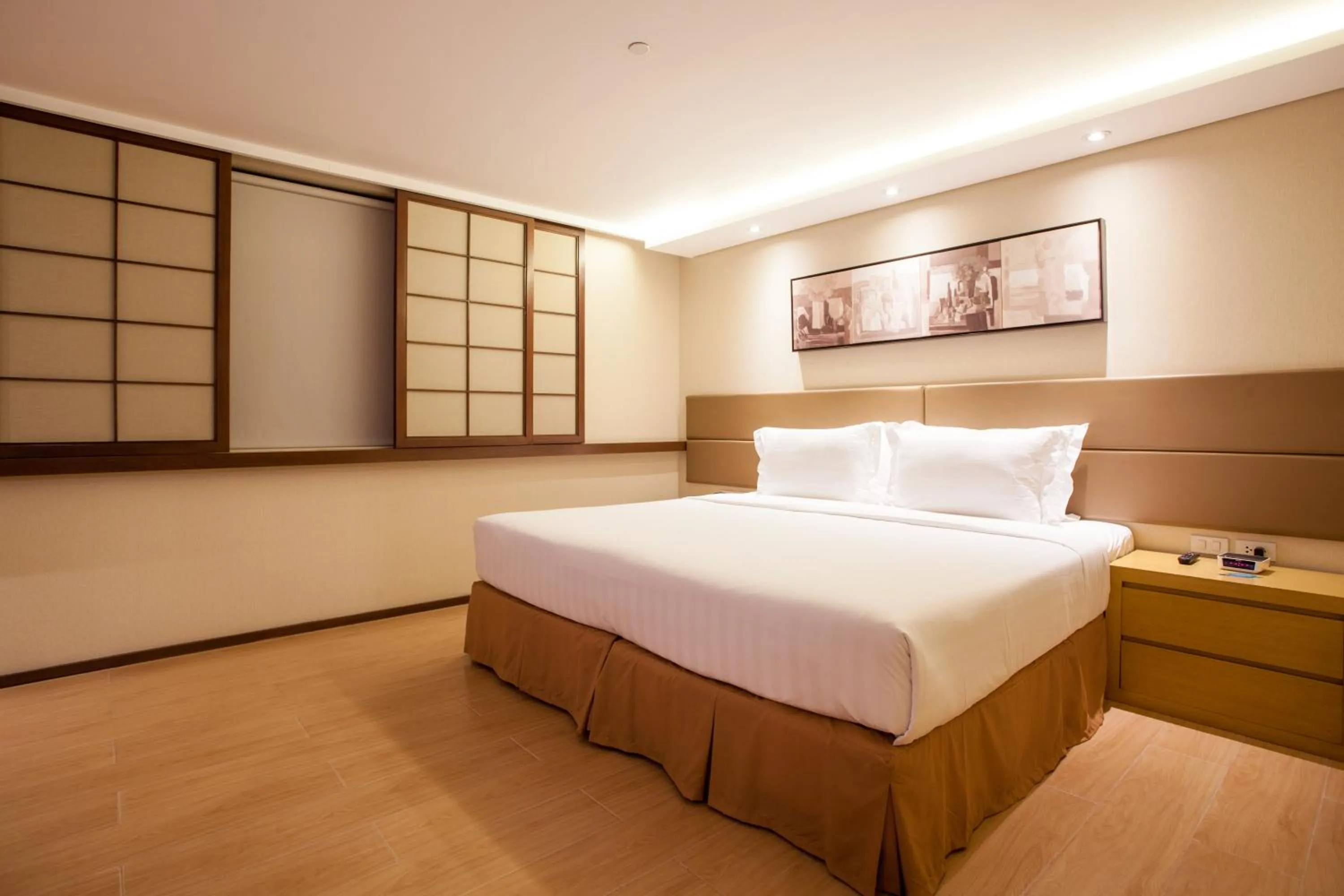 Photo of the whole room, Bed in Jinjiang Inn - Makati