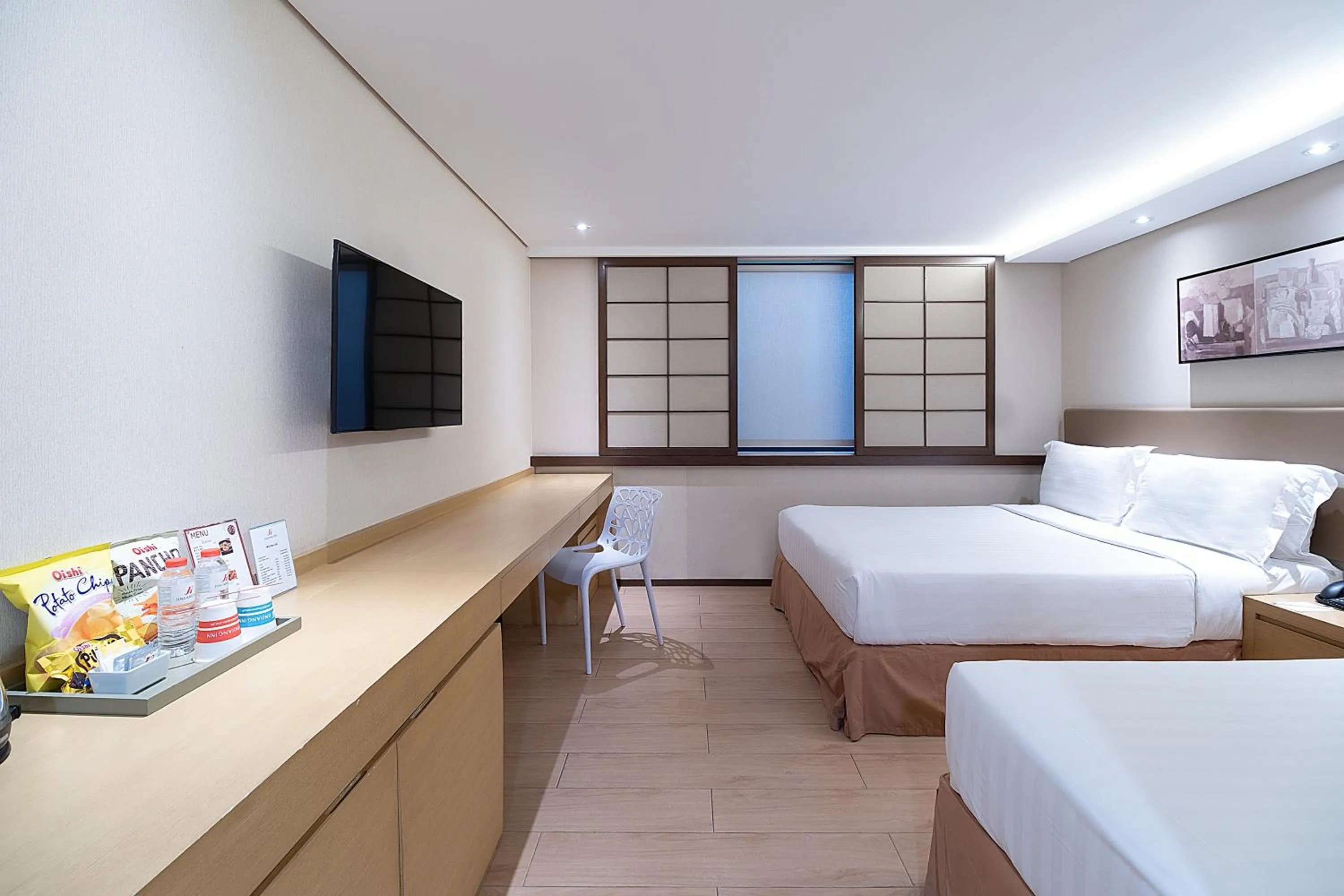 Photo of the whole room, Bed in Jinjiang Inn - Makati