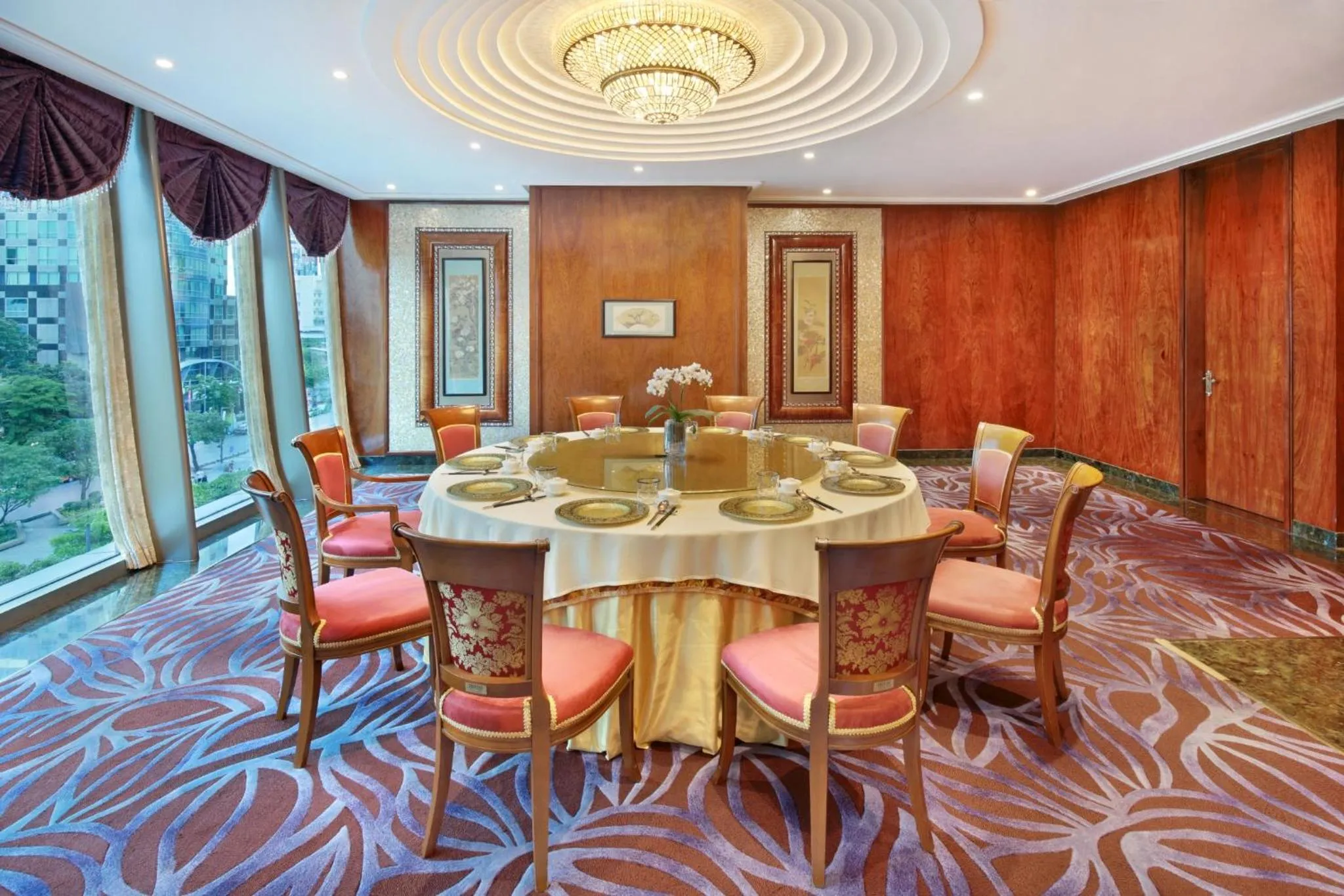 Restaurant/places to eat in The Reverie Saigon Residential Suites