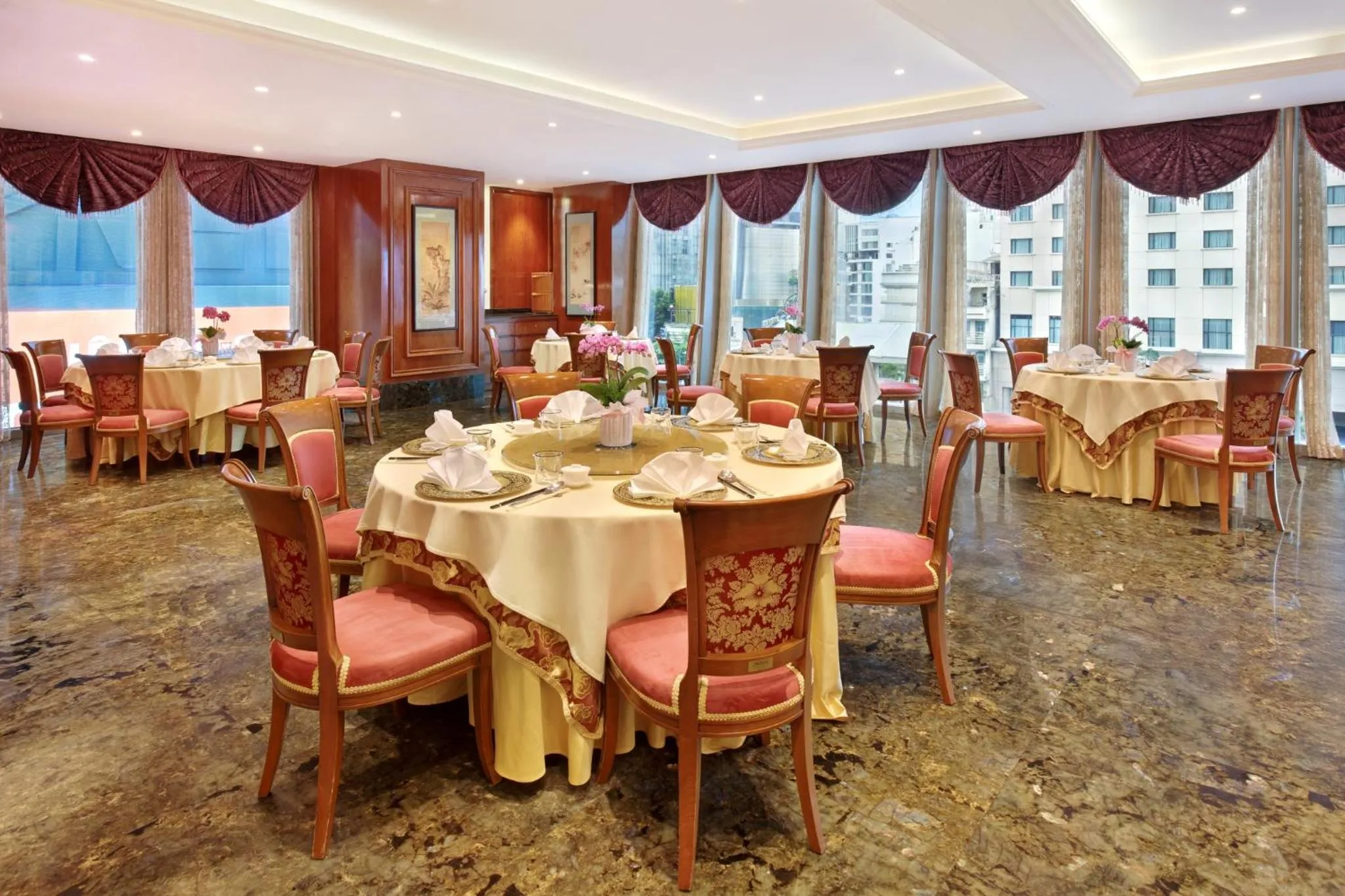 Restaurant/places to eat in The Reverie Saigon Residential Suites
