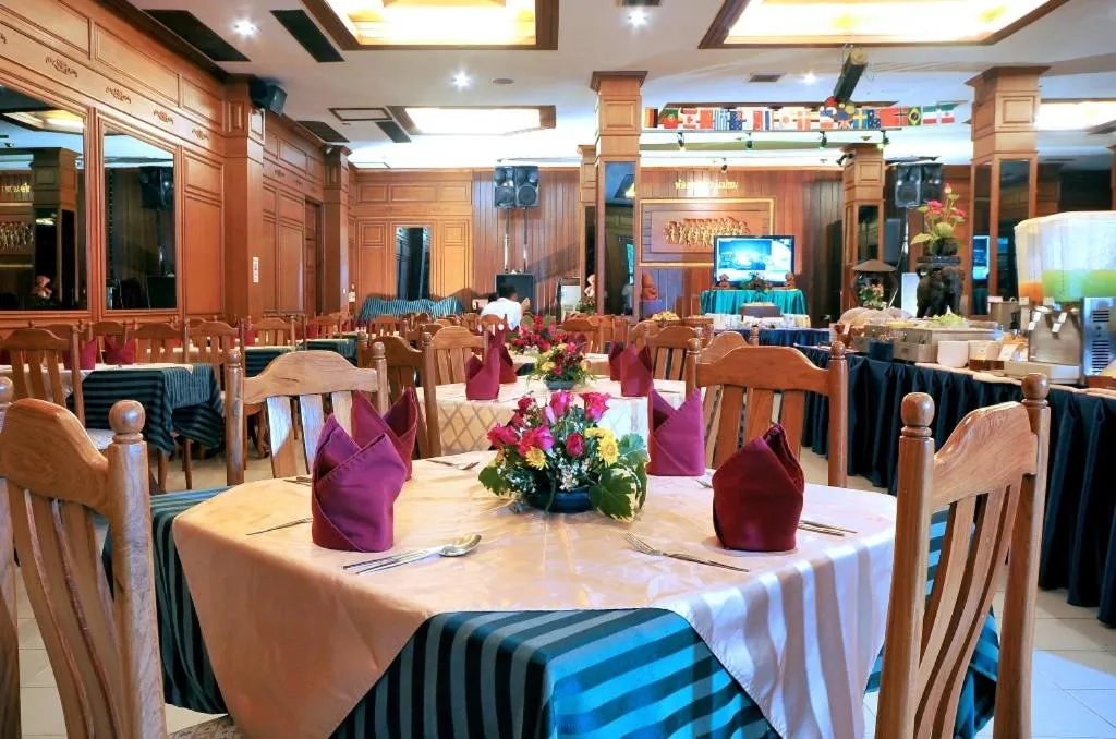 Swimming pool in Maeyom Palace Hotel