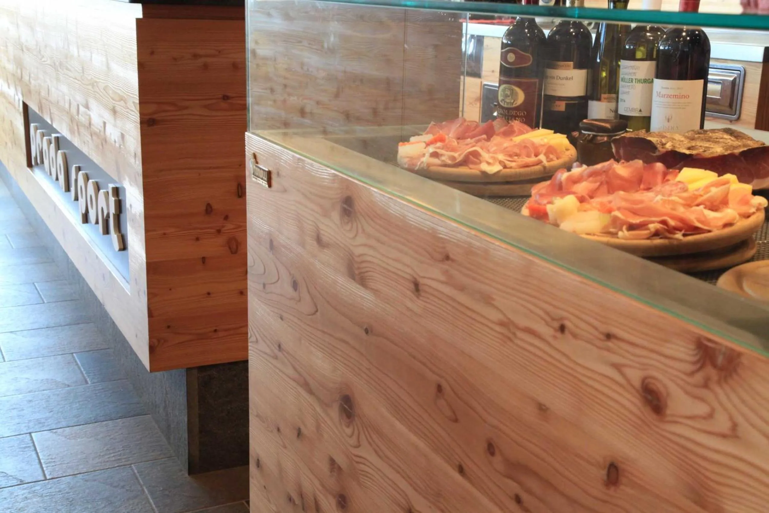 Restaurant/places to eat in Residence Prada