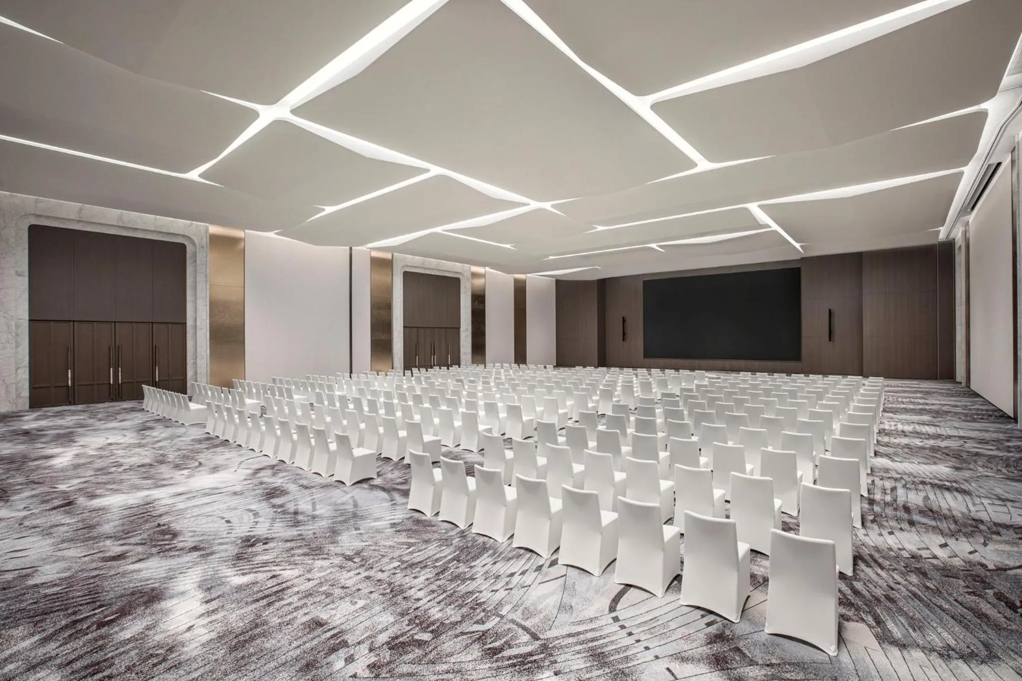 Meeting/conference room in Crowne Plaza Linyi Olympic Sports Centre by IHG