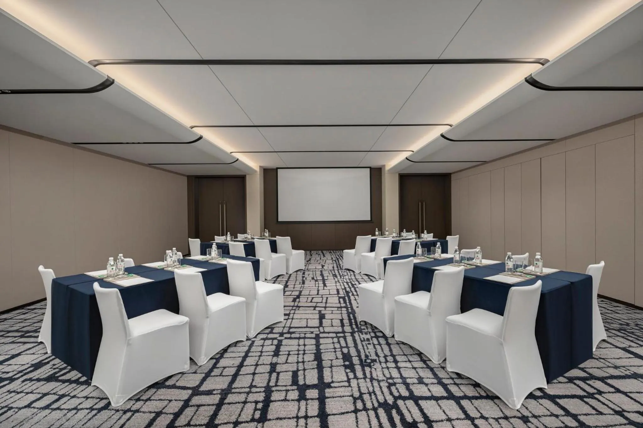 Meeting/conference room in Crowne Plaza Linyi Olympic Sports Centre by IHG