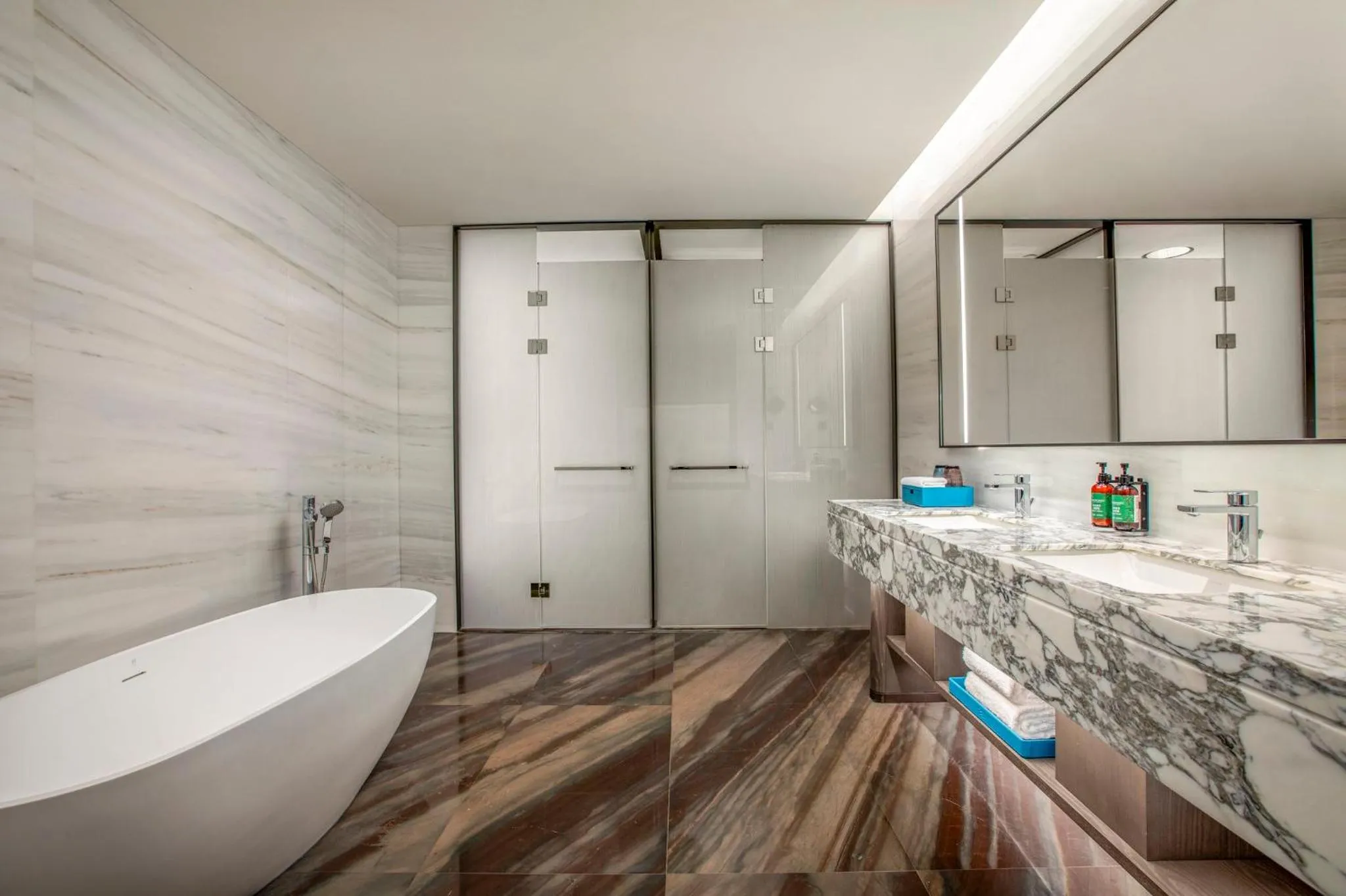 Photo of the whole room in Crowne Plaza Linyi Olympic Sports Centre by IHG