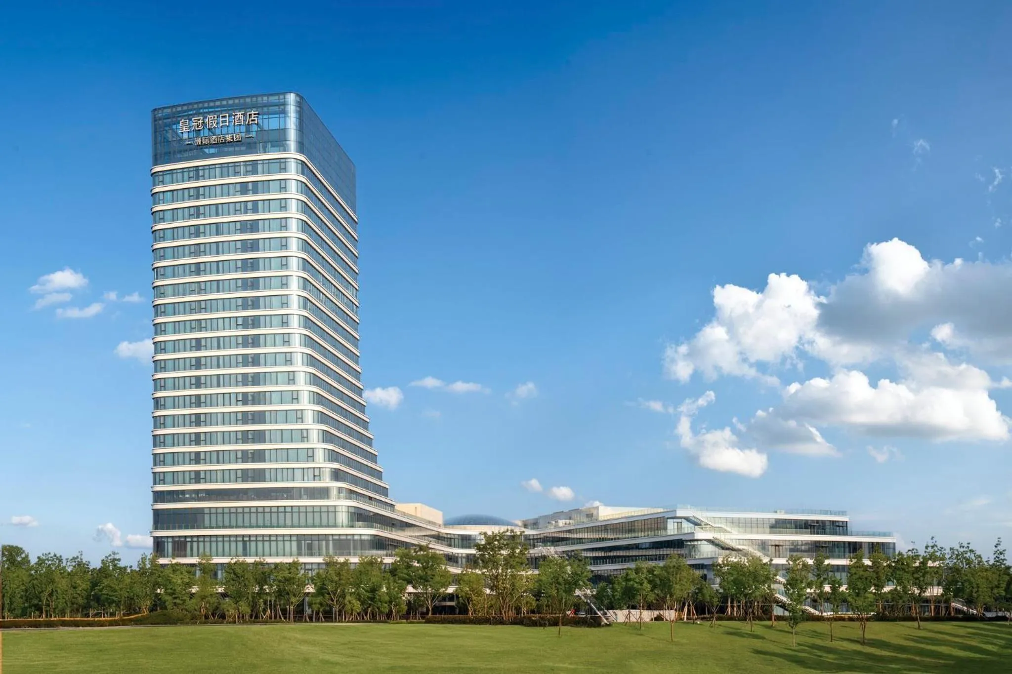 Property building in Crowne Plaza Linyi Olympic Sports Centre by IHG