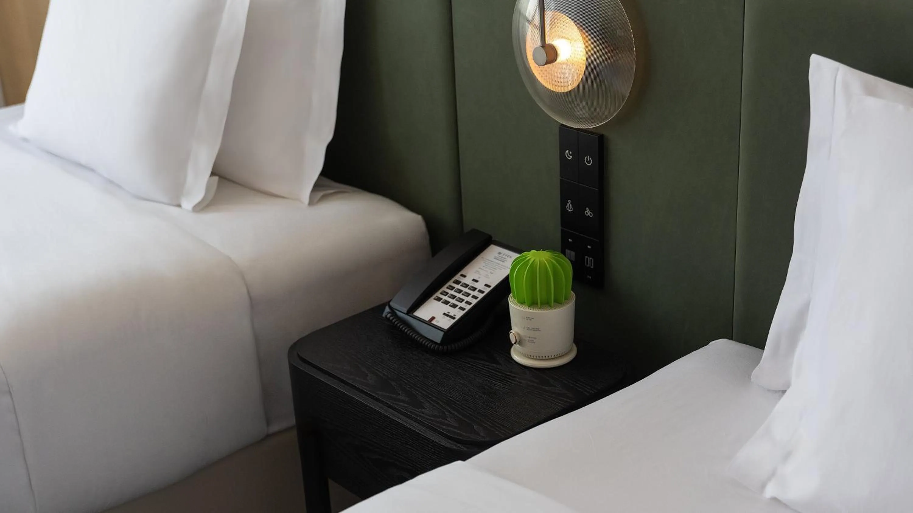 Photo of the whole room, Bed in EVEN Hotel Chengdu Phoenix Mountain by IHG