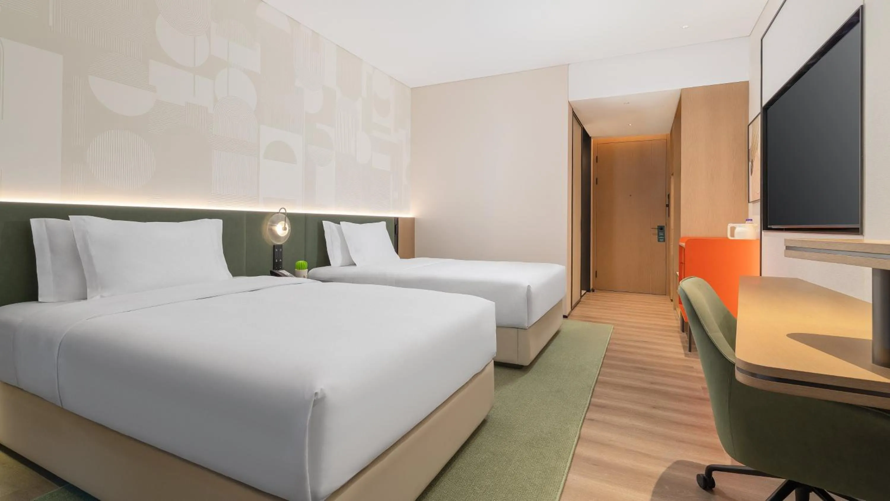 Photo of the whole room, Bed in EVEN Hotel Chengdu Phoenix Mountain by IHG