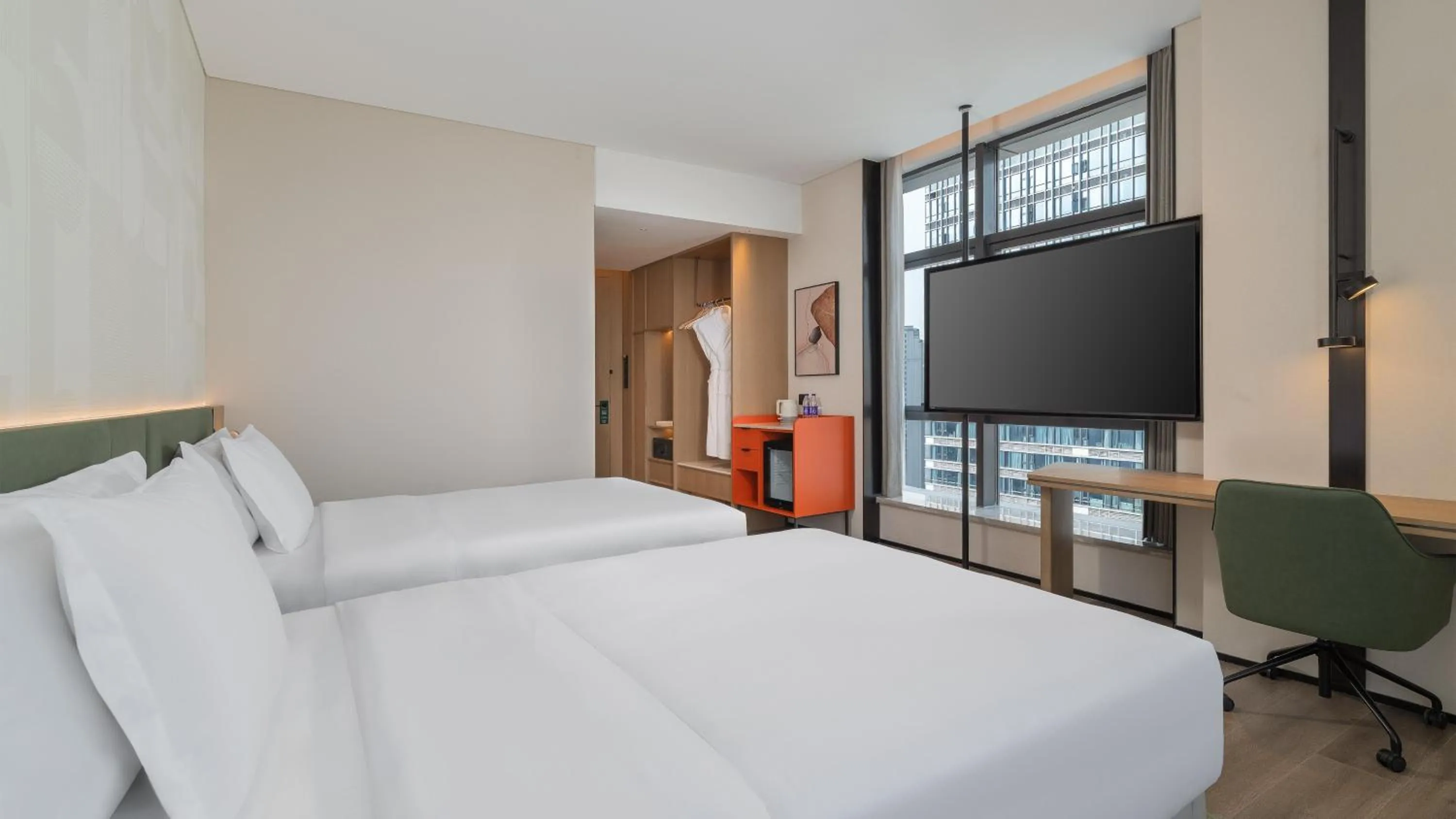 Photo of the whole room, Bed in EVEN Hotel Chengdu Phoenix Mountain by IHG