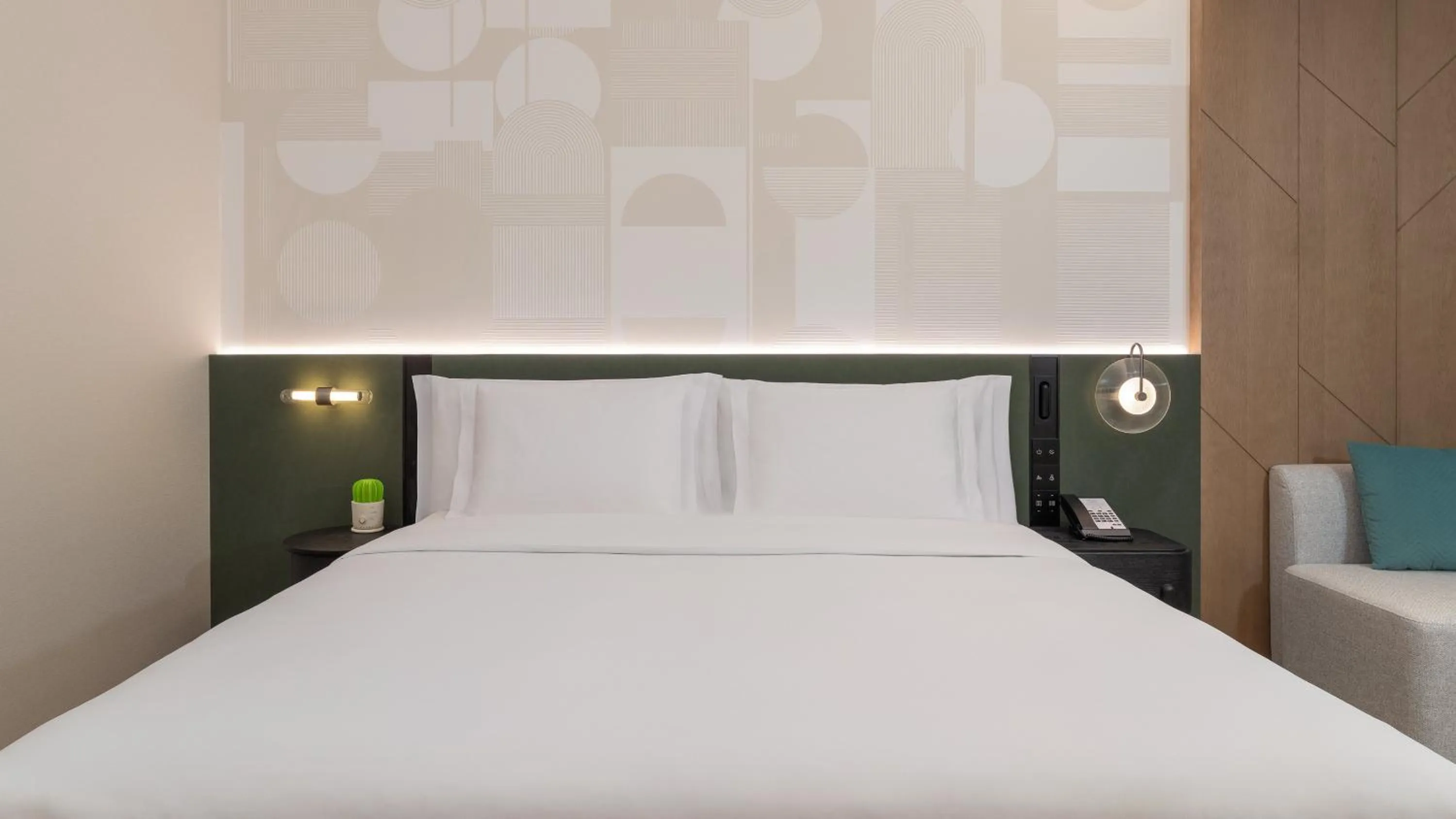 Photo of the whole room, Bed in EVEN Hotel Chengdu Phoenix Mountain by IHG