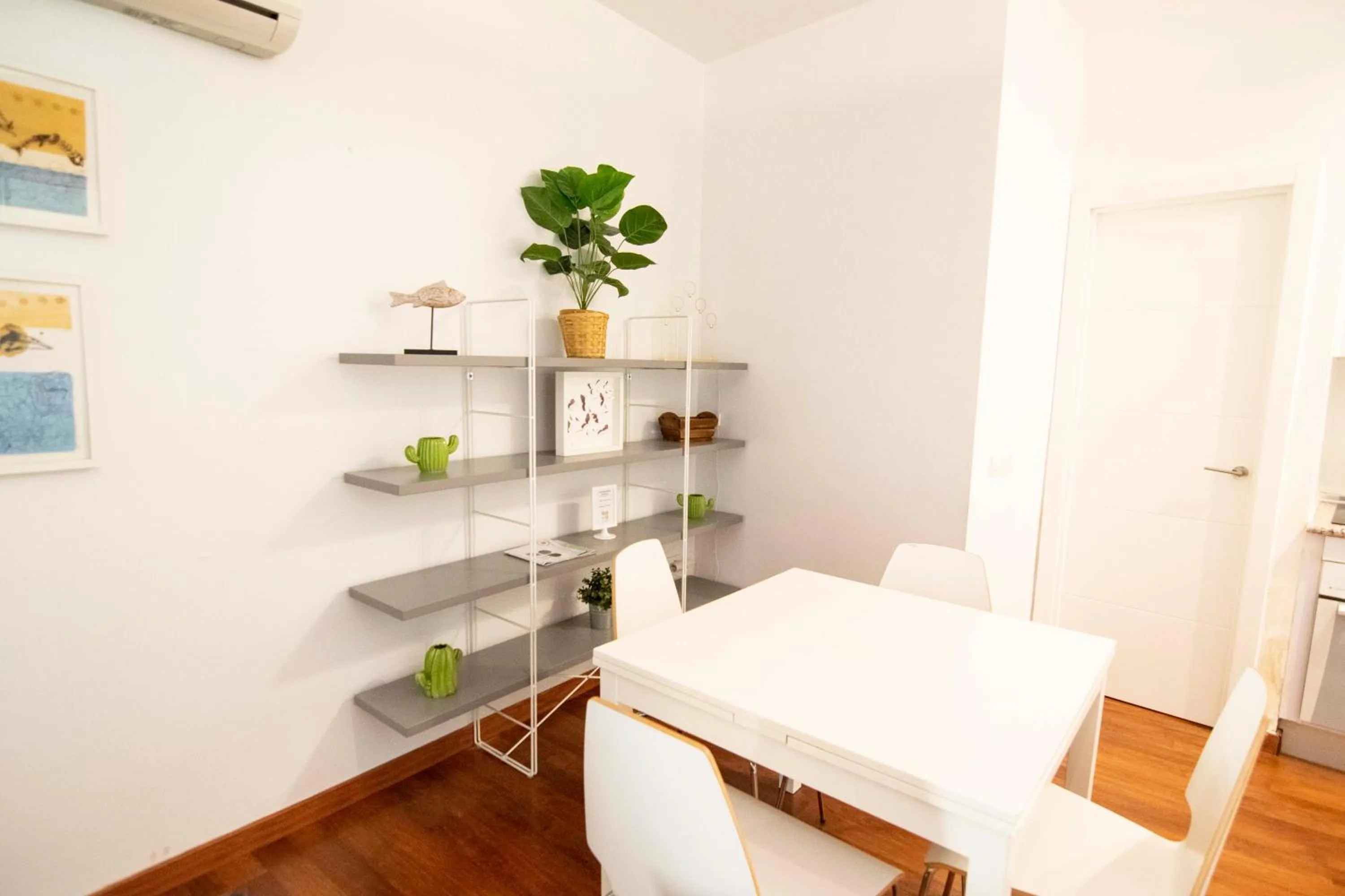 Dining area in Letmalaga Economy Bishop Orchard