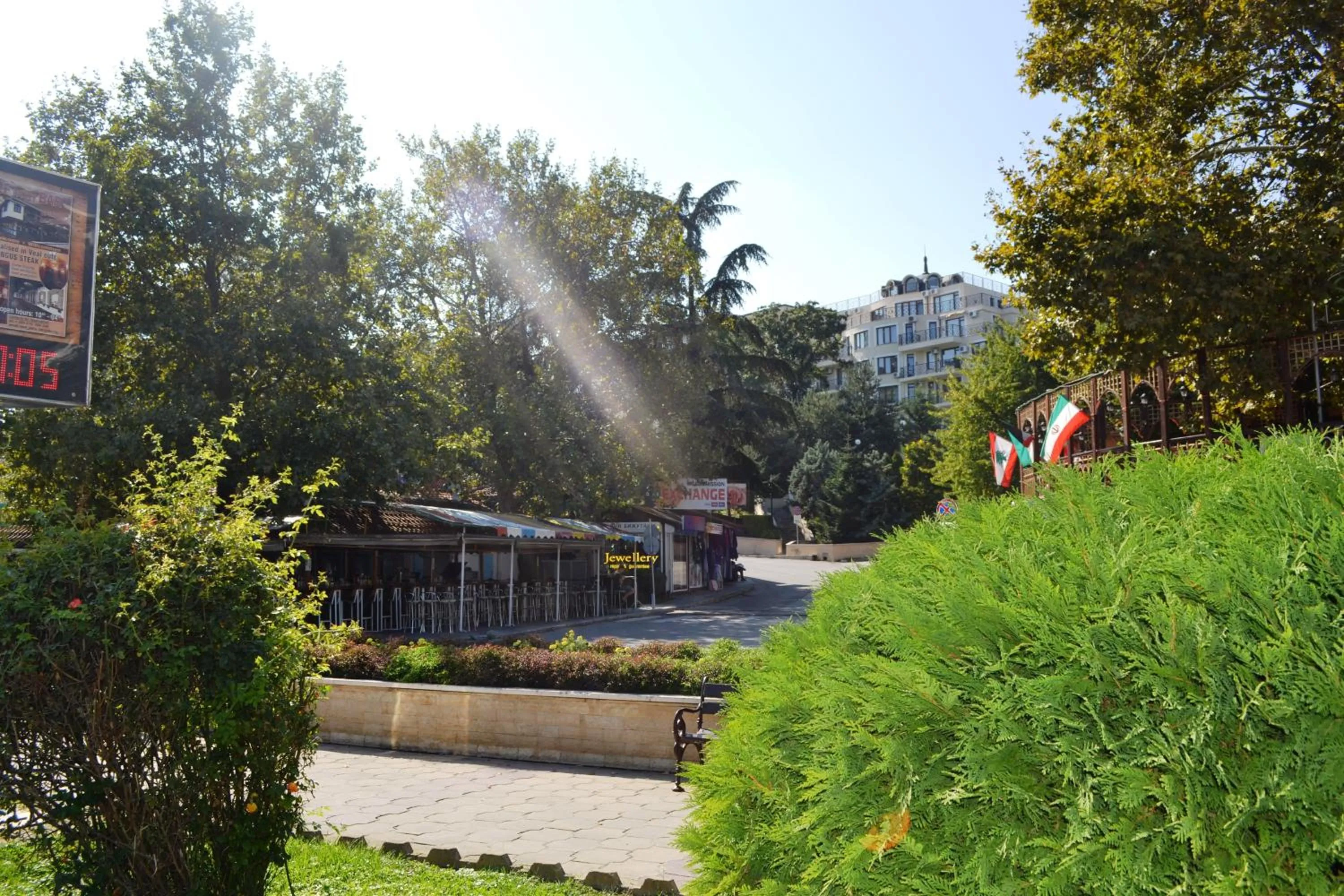 Garden in Sea View Rental Iglika Apartments
