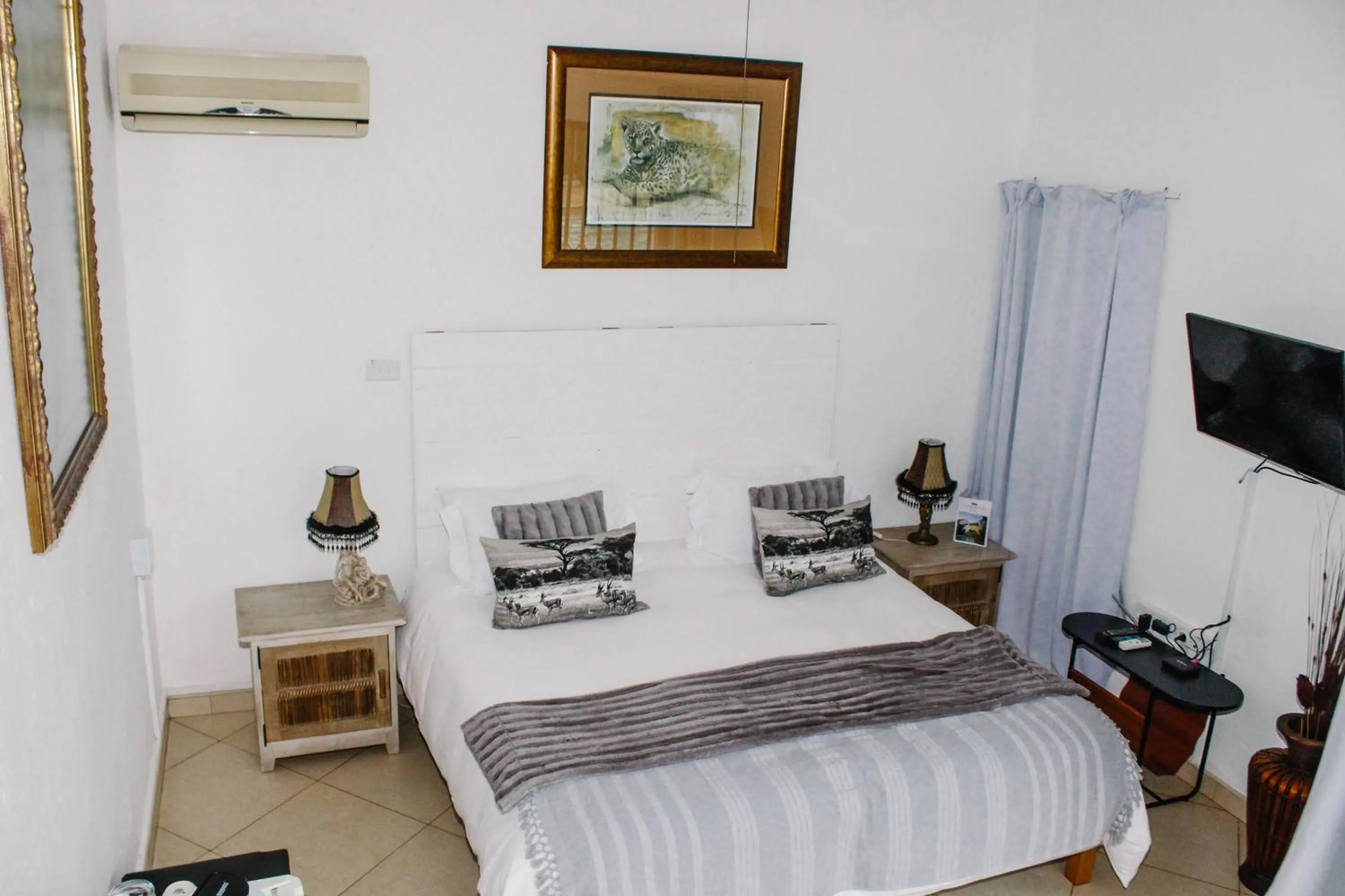 TV and multimedia, Bed in La Dolce Vita Umhlanga Guesthouse