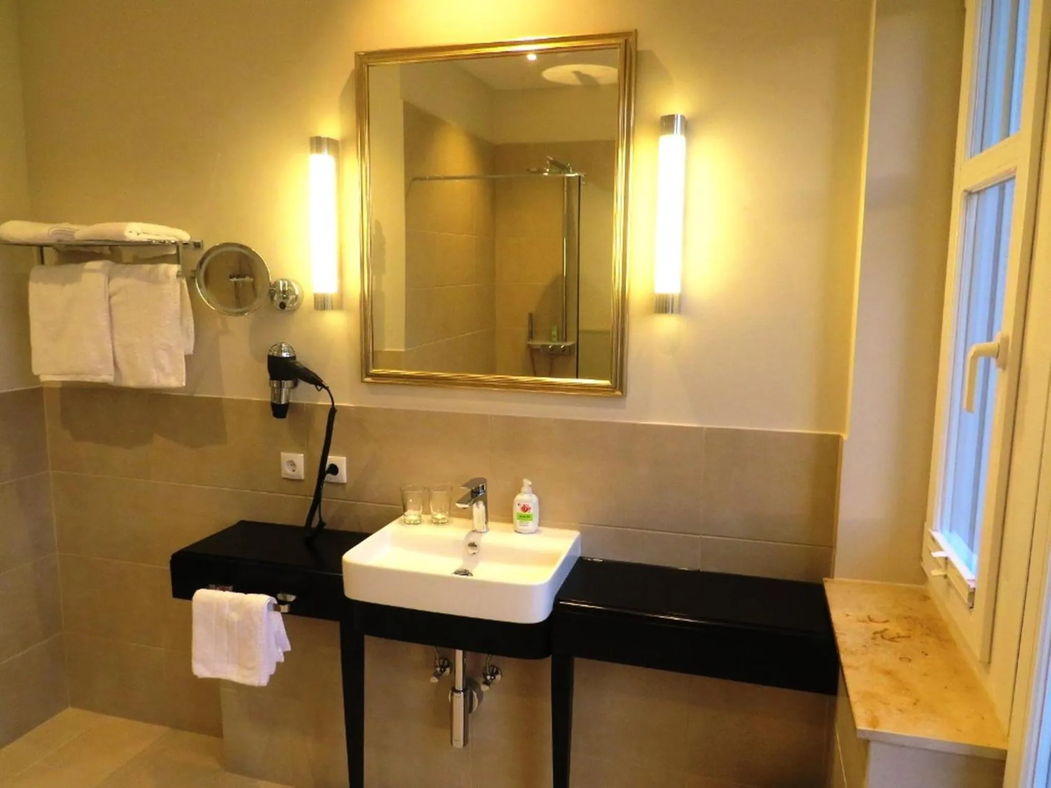 Bathroom in Villa Waldfrieden - Design trifft Budget