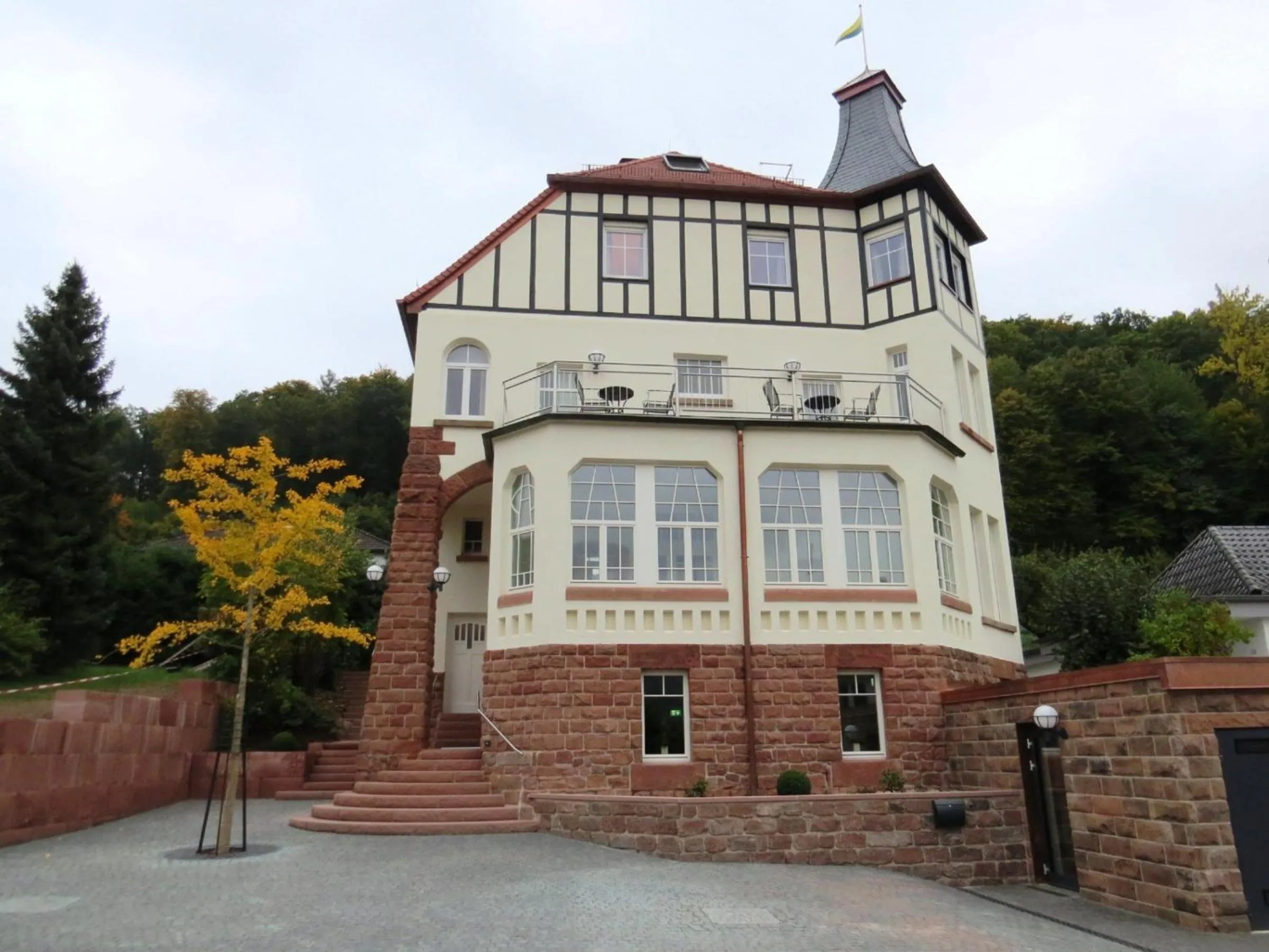 Facade/entrance in Villa Waldfrieden - Design trifft Budget