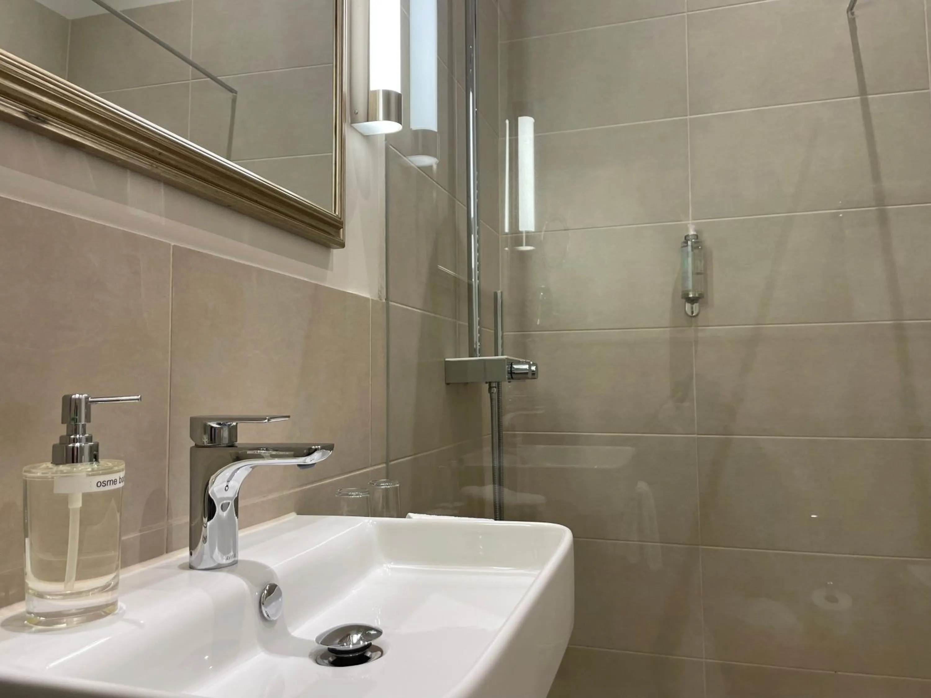 Bathroom in Villa Waldfrieden - Design trifft Budget