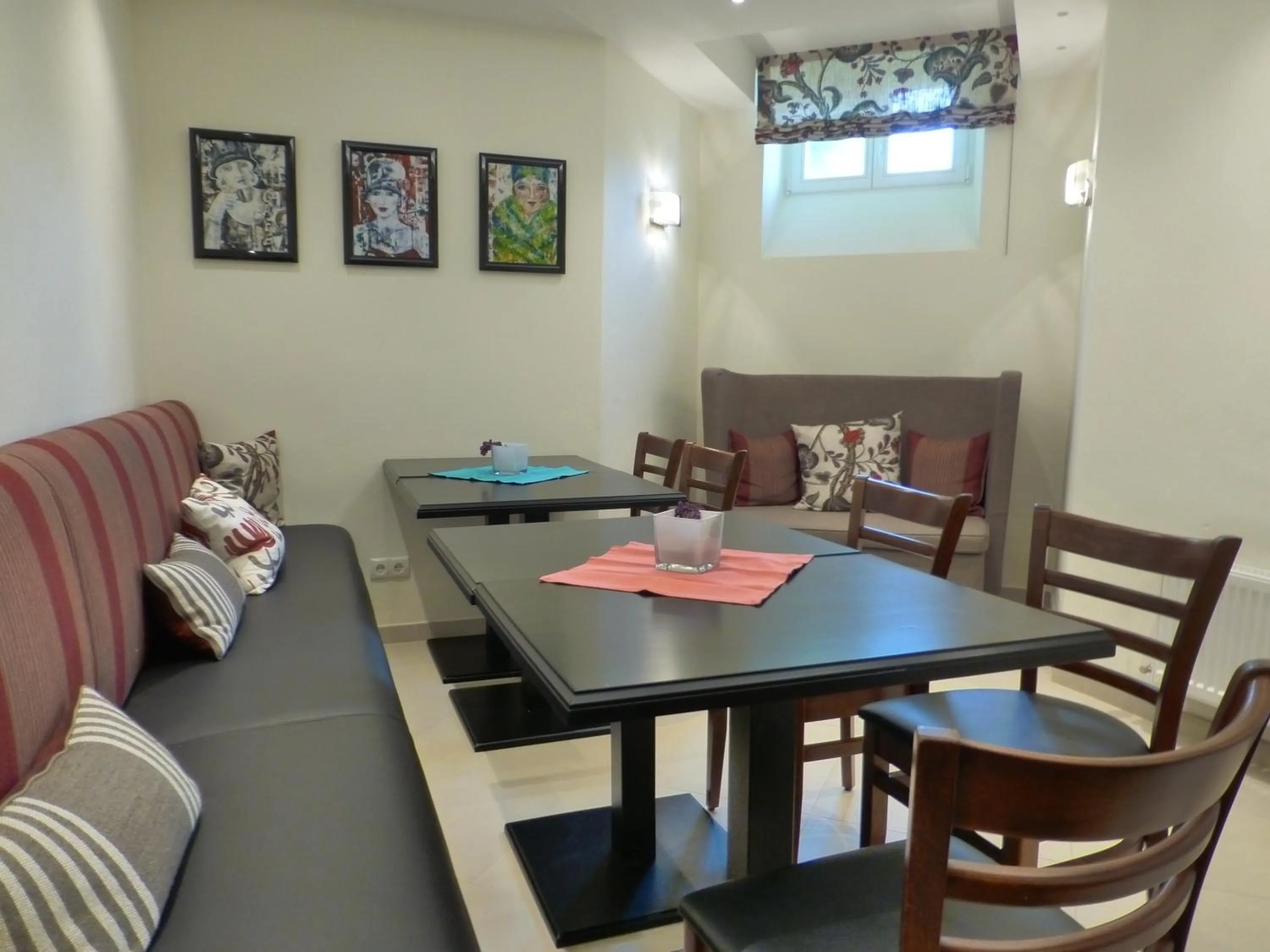 Communal lounge/ TV room in Villa Waldfrieden - Design trifft Budget