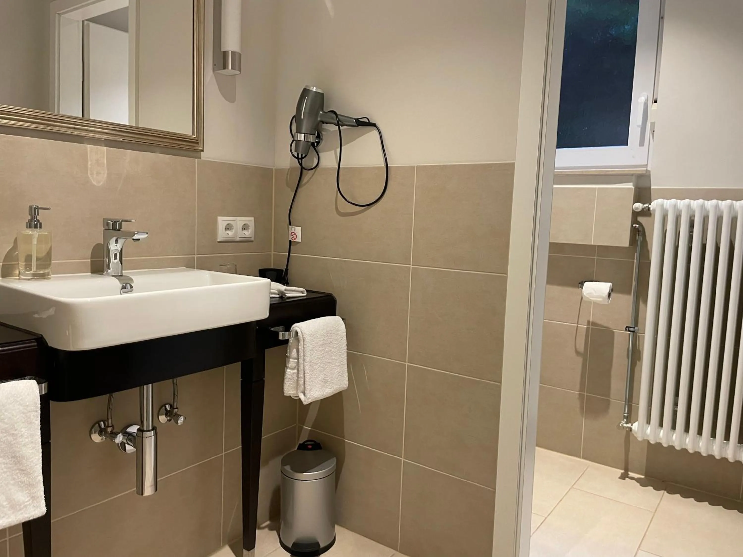 Toilet in Villa Waldfrieden - Design trifft Budget