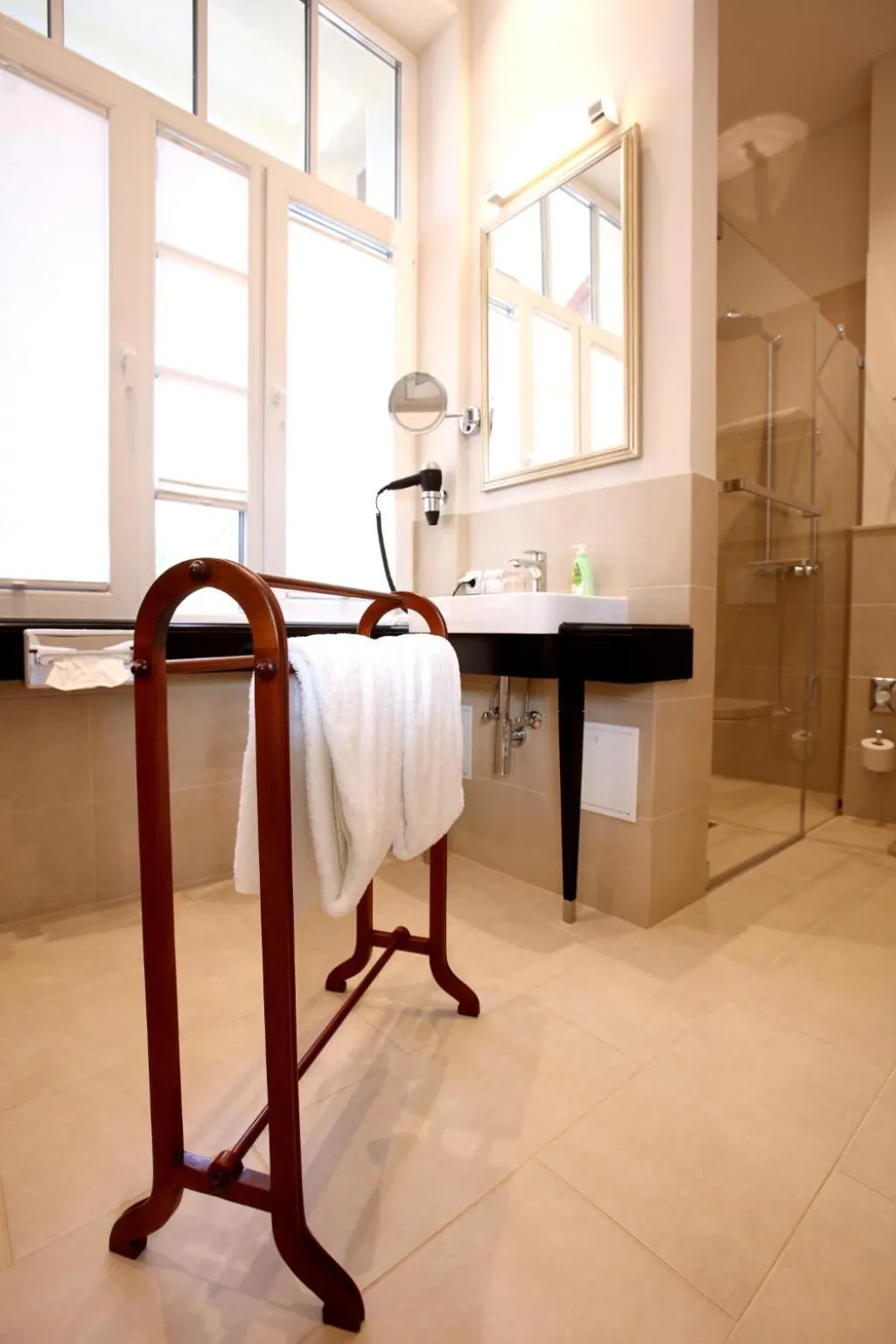 Bathroom in Villa Waldfrieden - Design trifft Budget