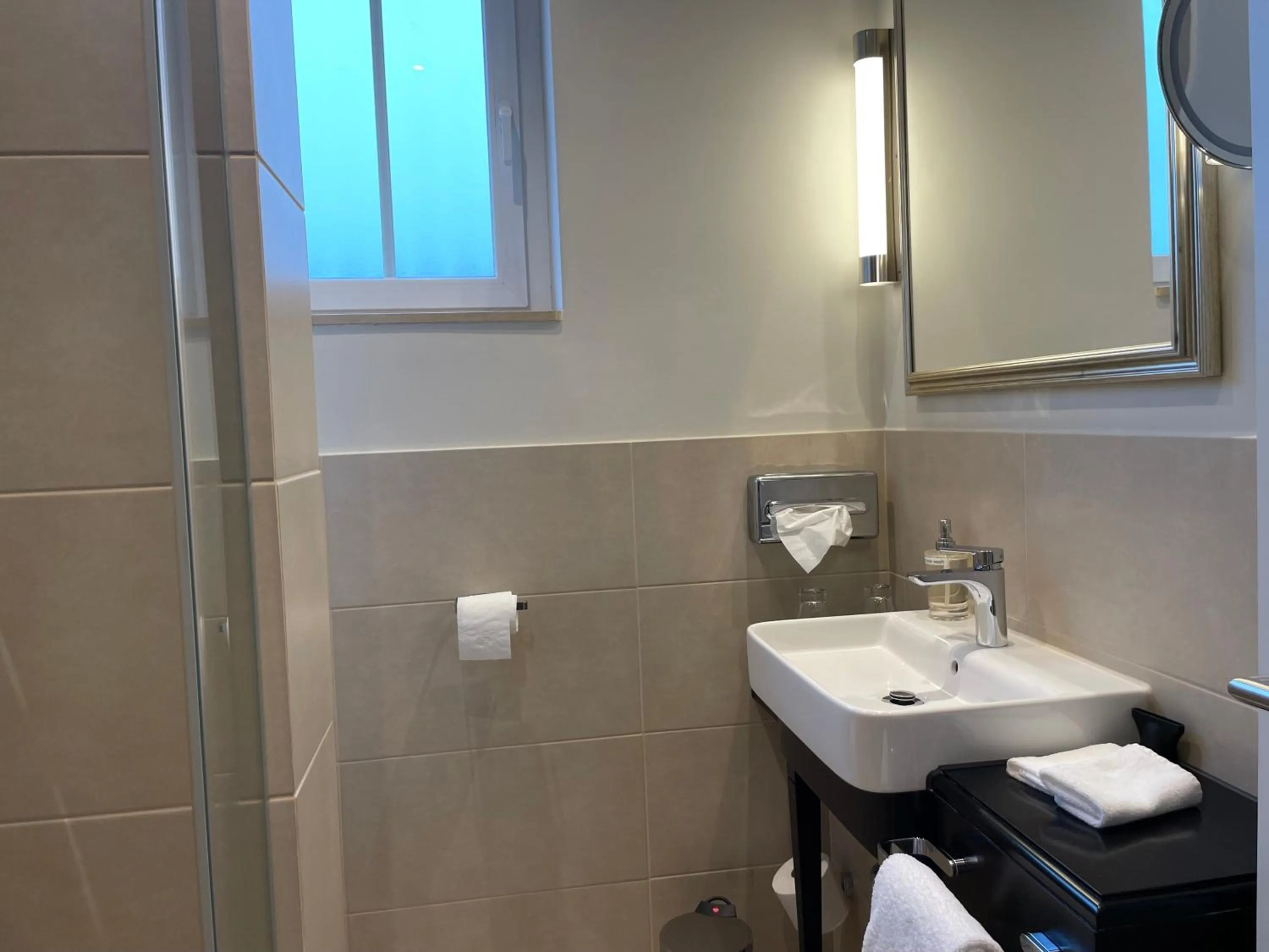 Bathroom in Villa Waldfrieden - Design trifft Budget