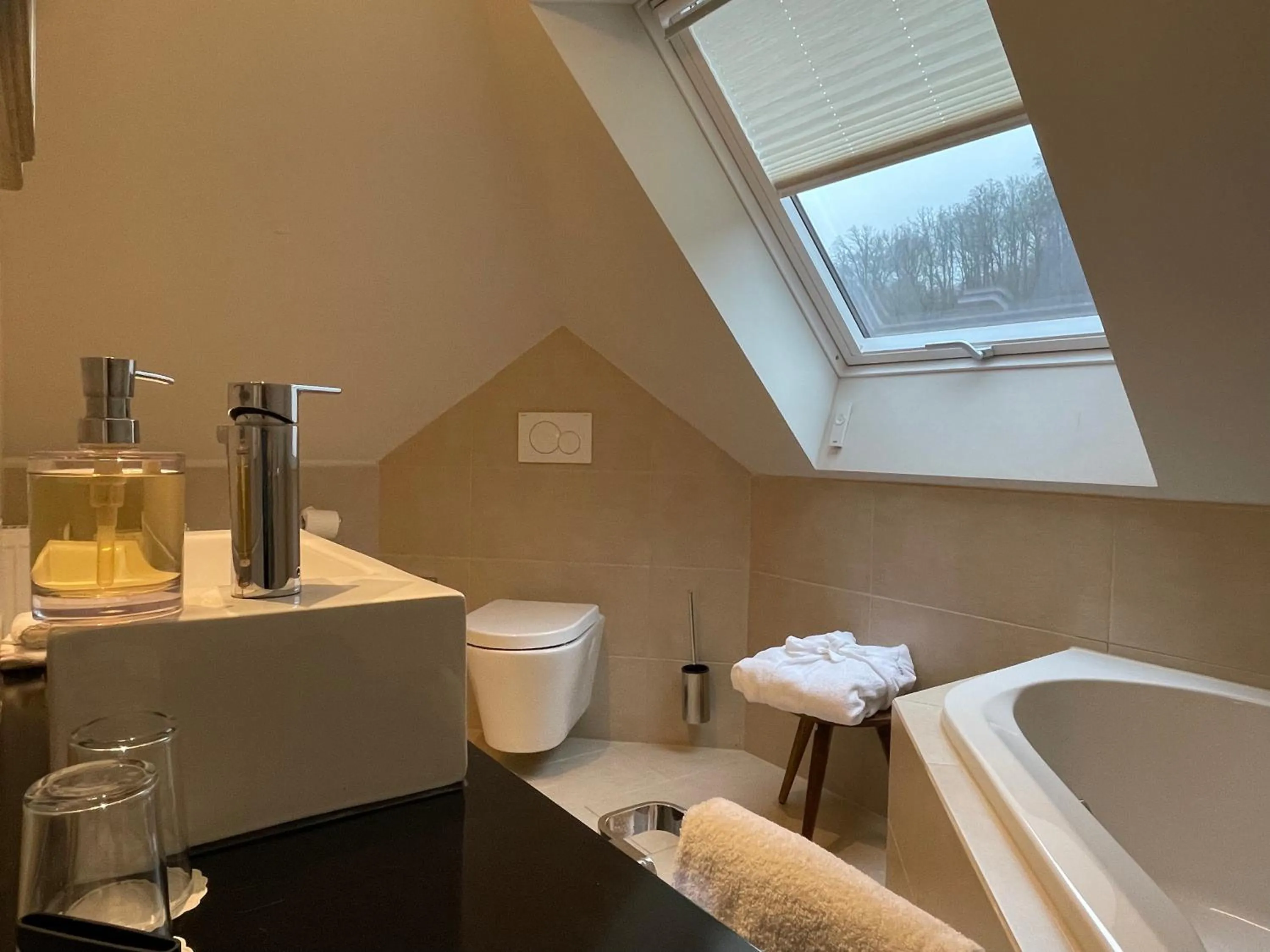 Bathroom in Villa Waldfrieden - Design trifft Budget