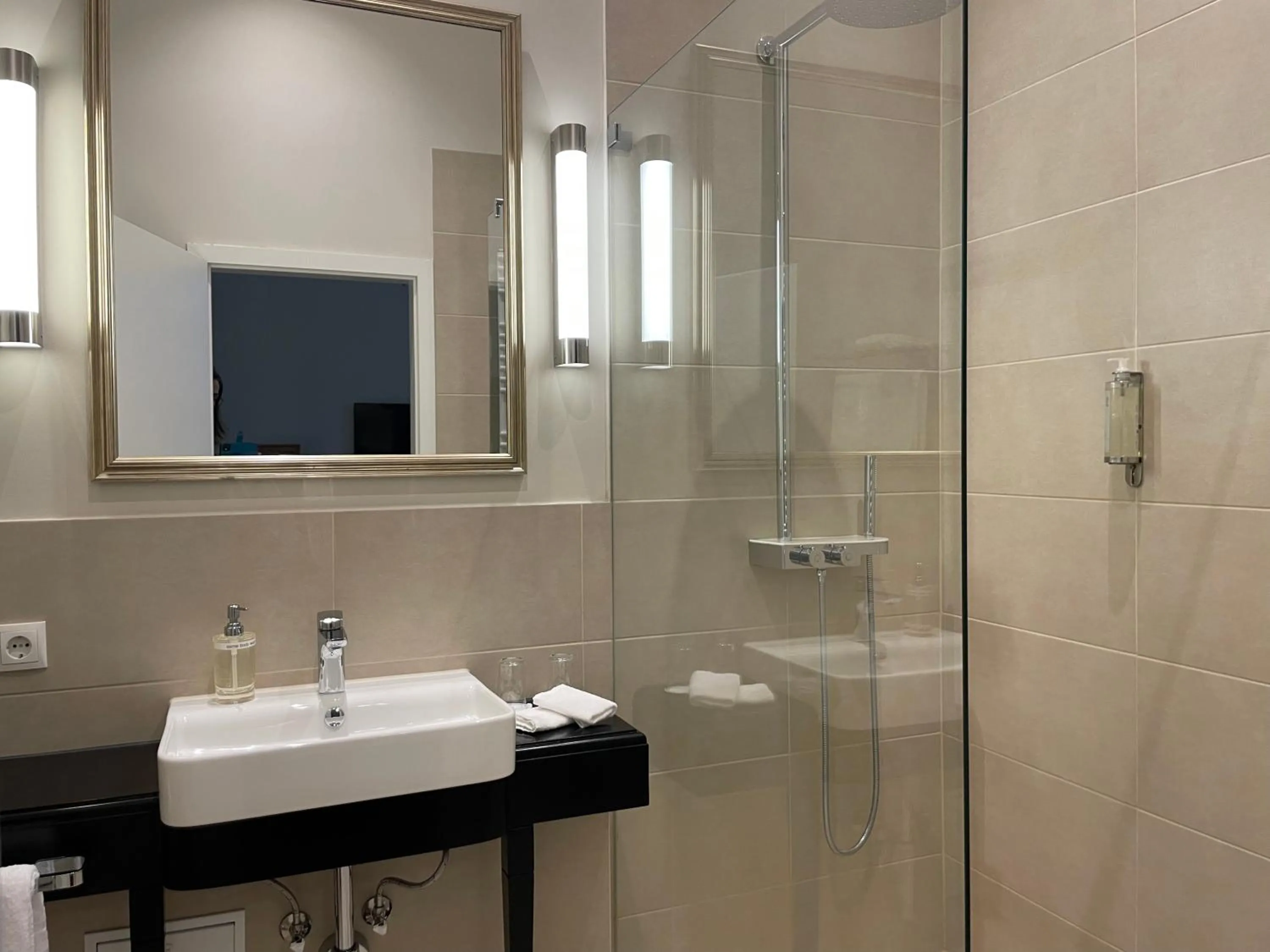 Bathroom in Villa Waldfrieden - Design trifft Budget