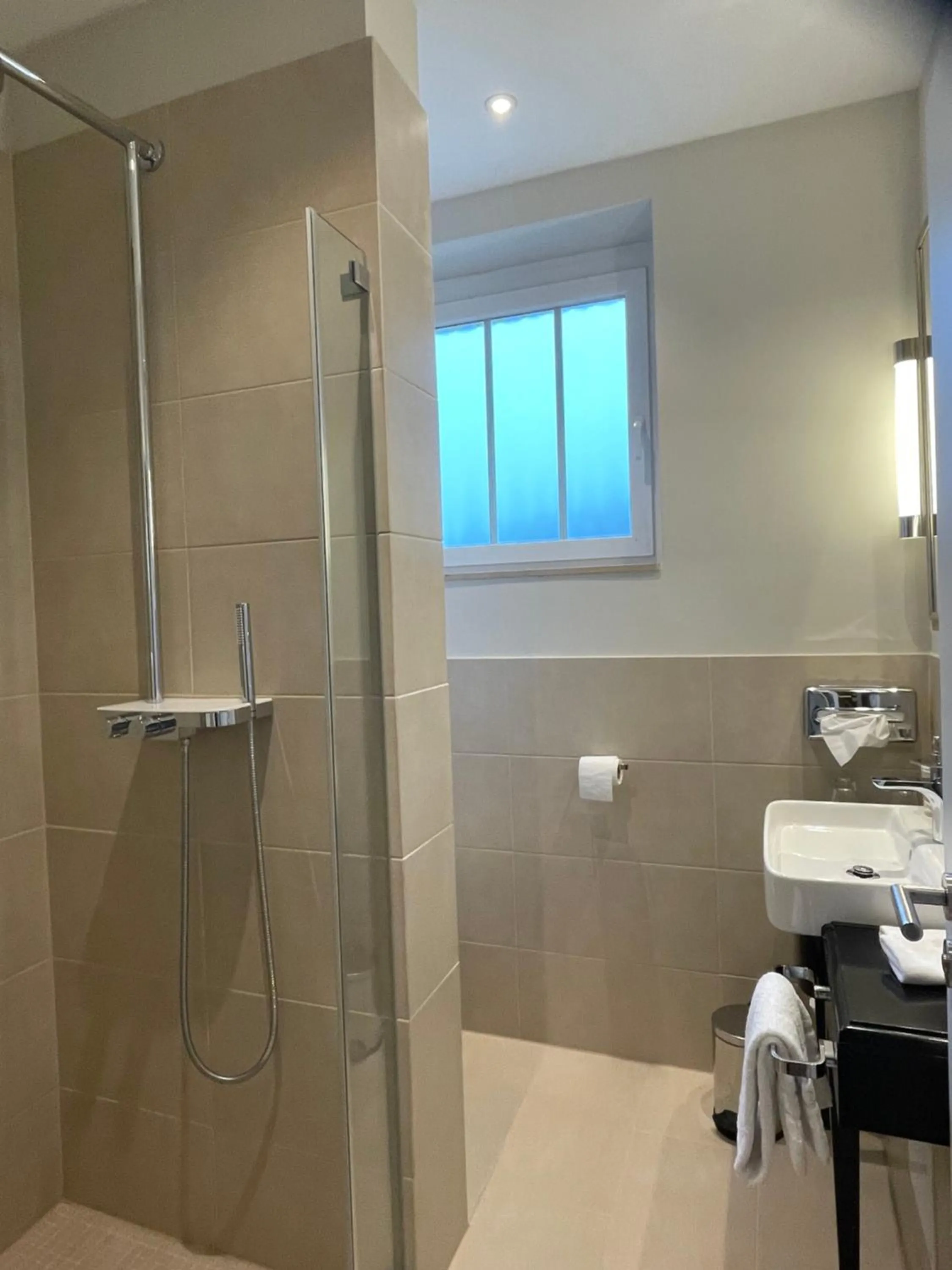 Shower in Villa Waldfrieden - Design trifft Budget