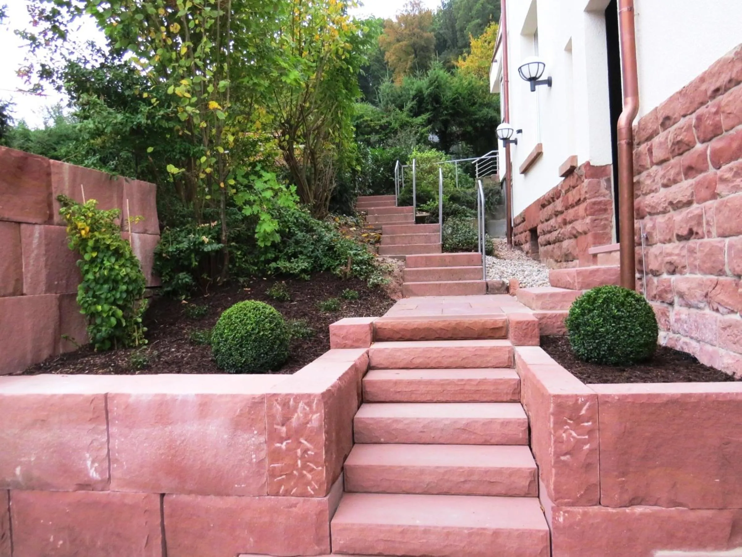 Facade/entrance in Villa Waldfrieden - Design trifft Budget