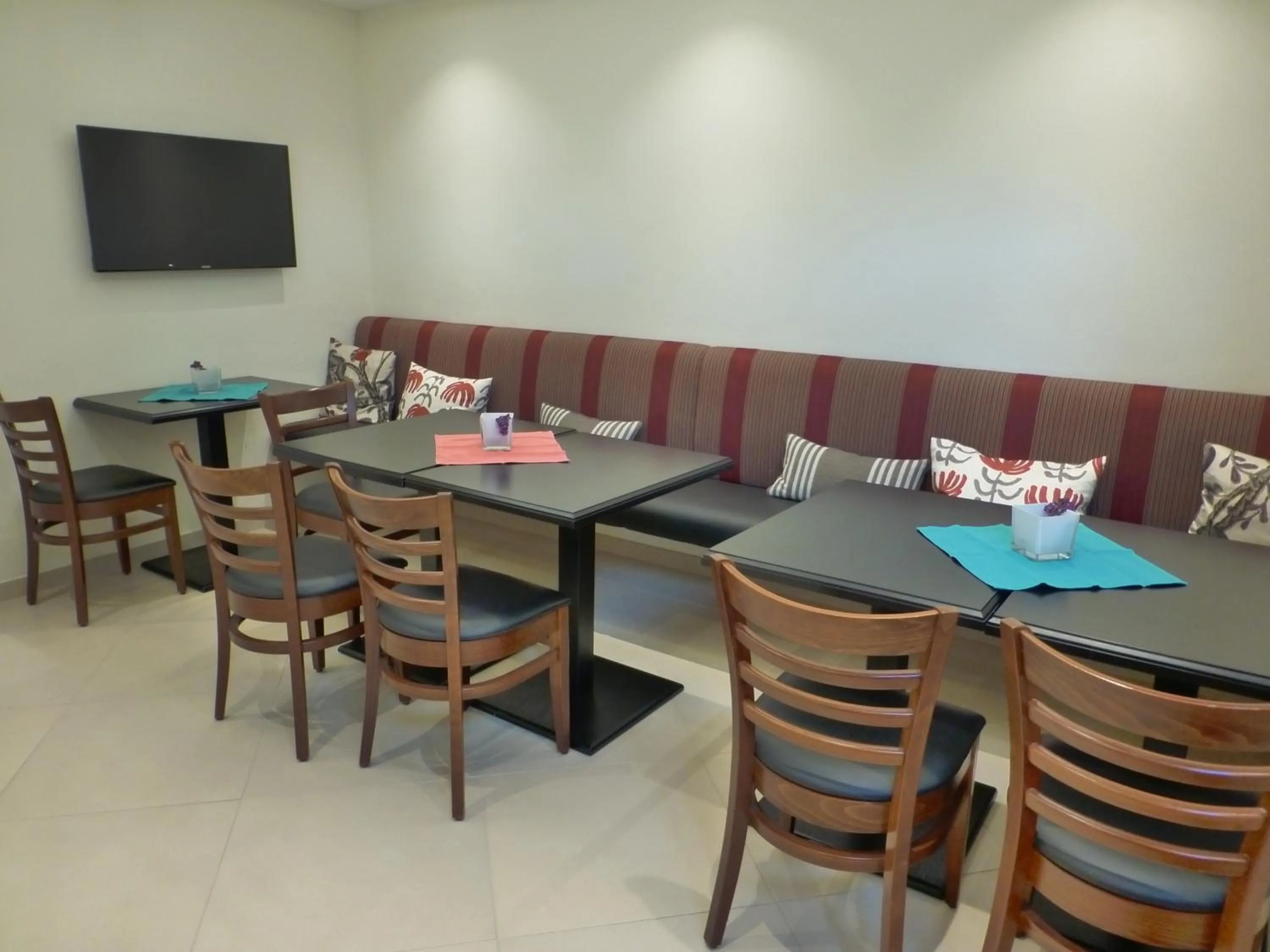 Communal lounge/ TV room in Villa Waldfrieden - Design trifft Budget