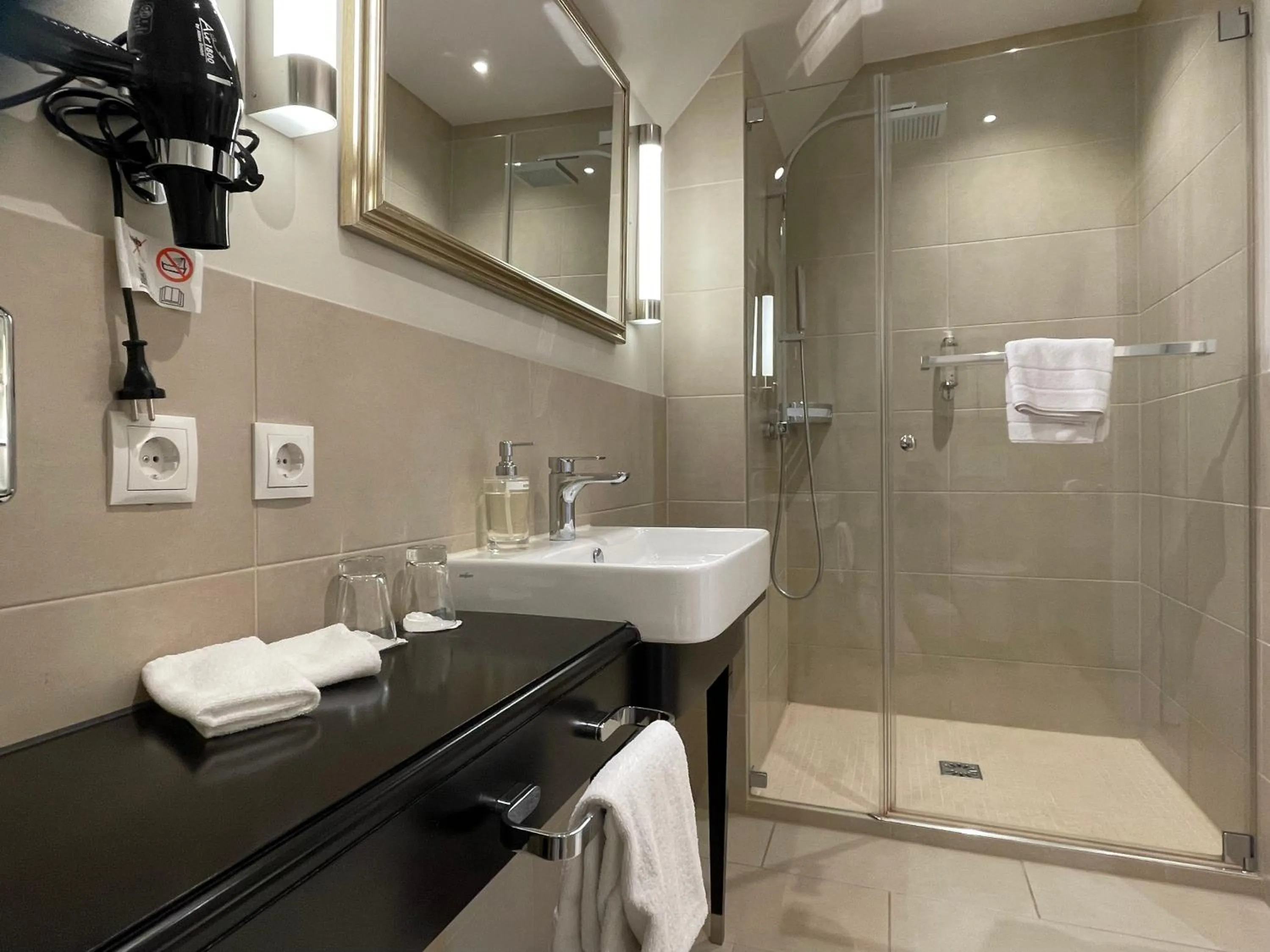 Bathroom in Villa Waldfrieden - Design trifft Budget